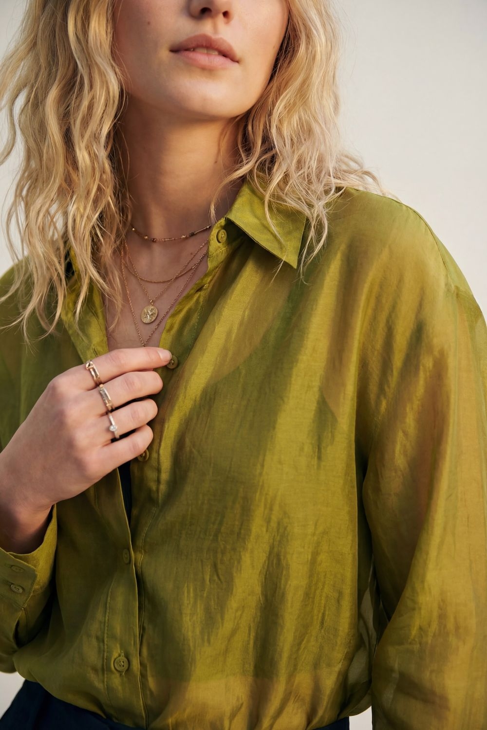 Camisa de sat&eacute;n brillante con ajuste relajado en color oliva