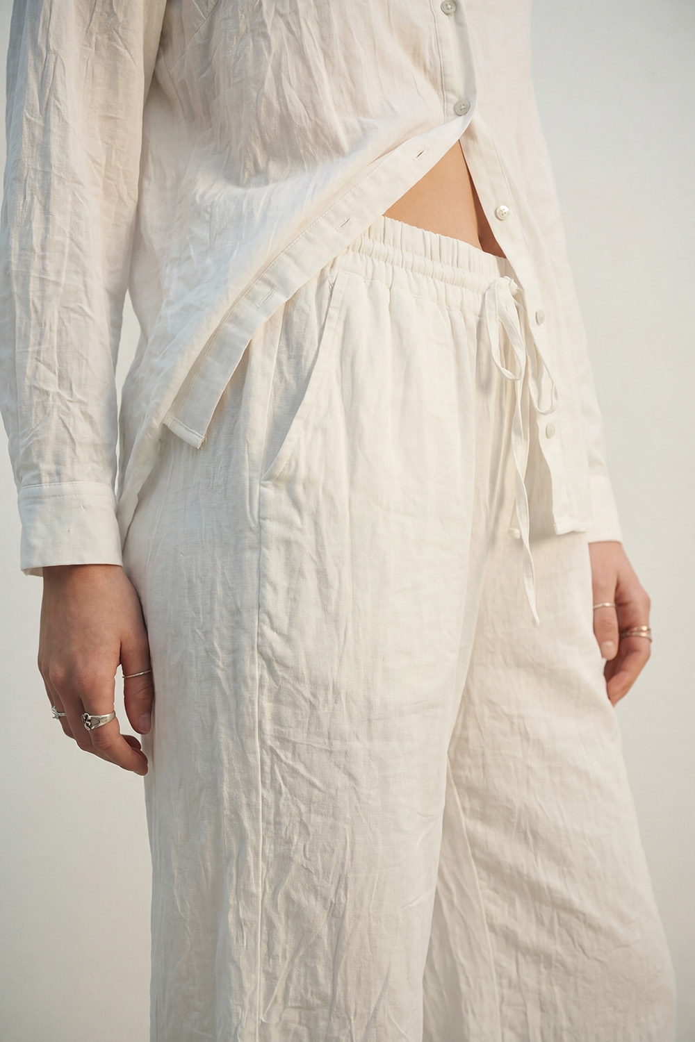 Crema Pantalones ligeros arrugados de pierna ancha con cintura elástica Crema Pantalones ligeros arrugados de pierna ancha con cintura elástica
