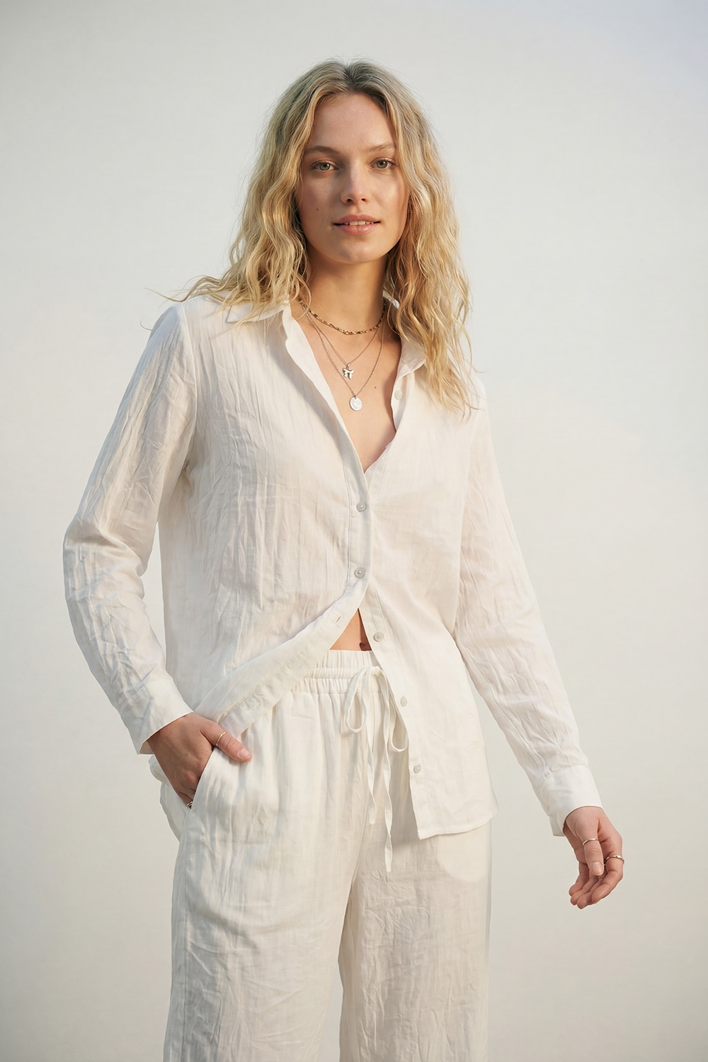 Camisa ligera arrugada con silueta relajada en color crema Camisa ligera arrugada con silueta relajada en color crema