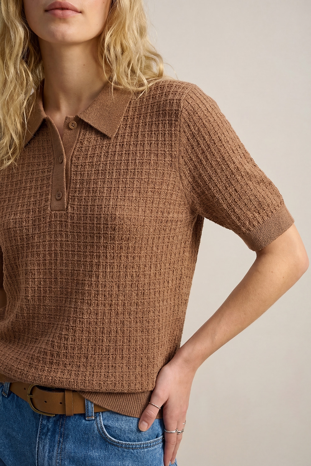 Polo de punto texturizado con mangas cortas en camel