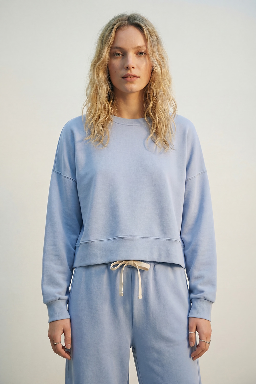 Sudadera básica con cuello redondo y hombros caídos en azul Sudadera básica con cuello redondo y hombros caídos en azul