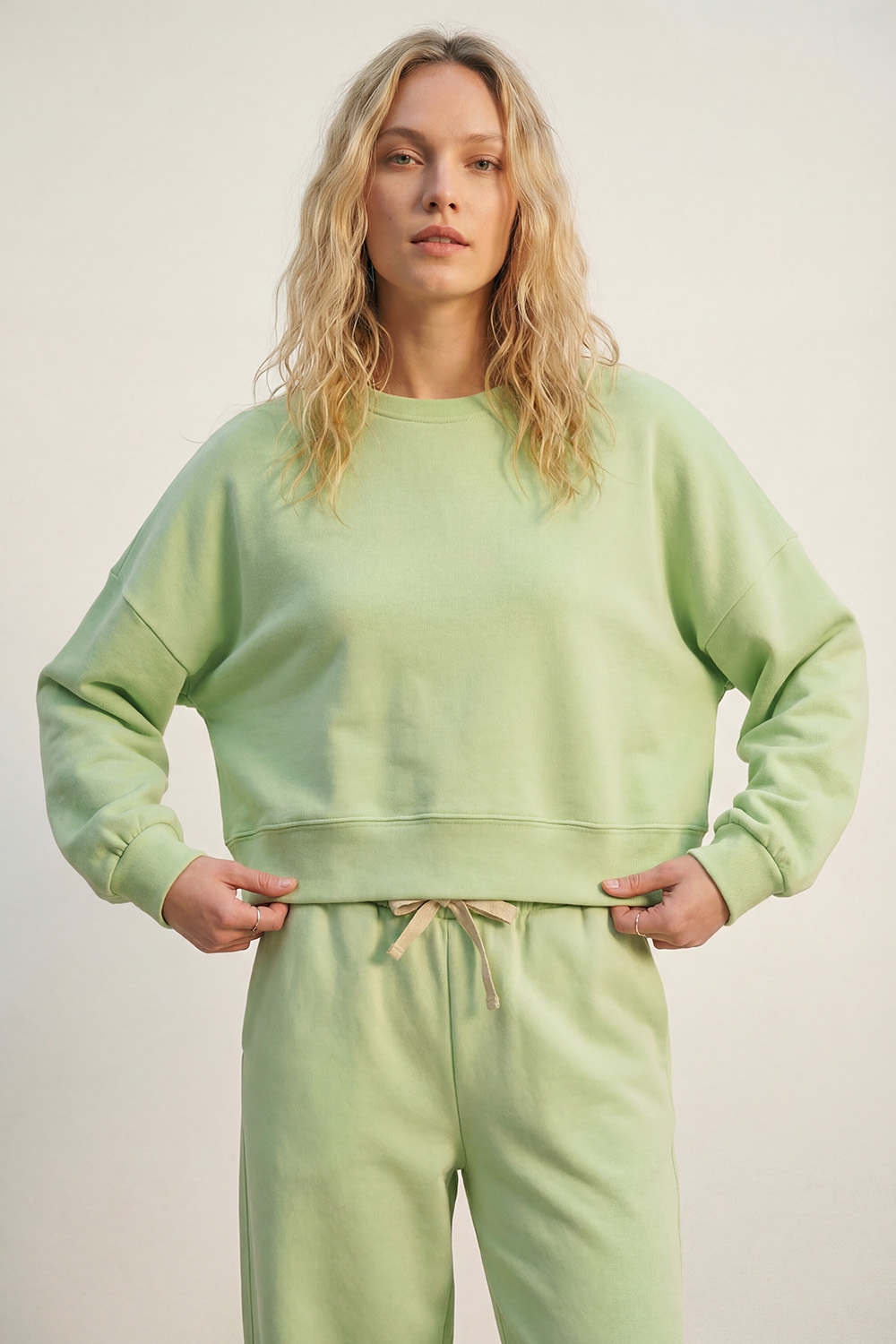 Sudadera b&aacute;sica con cuello redondo y hombros ca&iacute;dos en verde