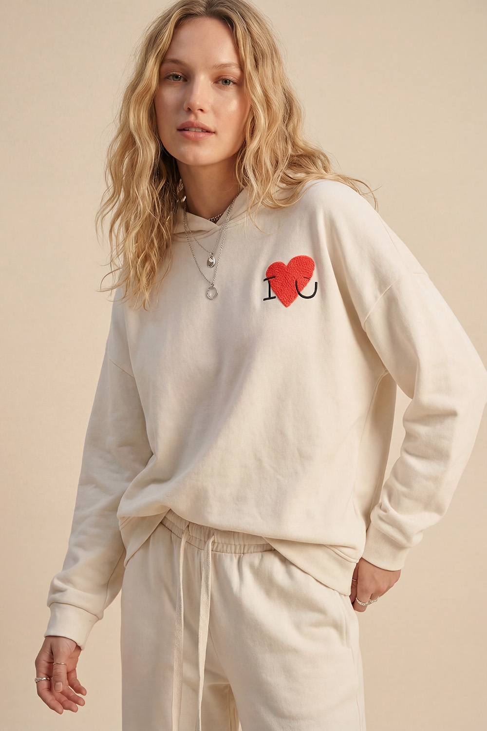 Sudadera con capucha supersuave en color crema con gráfico de corazón en bouclé Sudadera con capucha supersuave en color crema con gráfico de corazón en bouclé