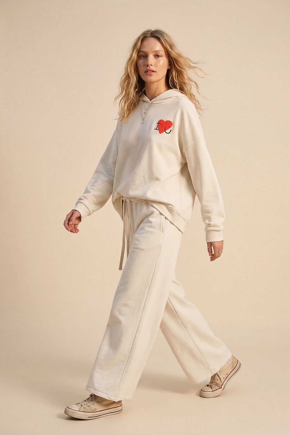 Sudadera con capucha supersuave en color crema con gráfico de corazón en bouclé Sudadera con capucha supersuave en color crema con gráfico de corazón en bouclé