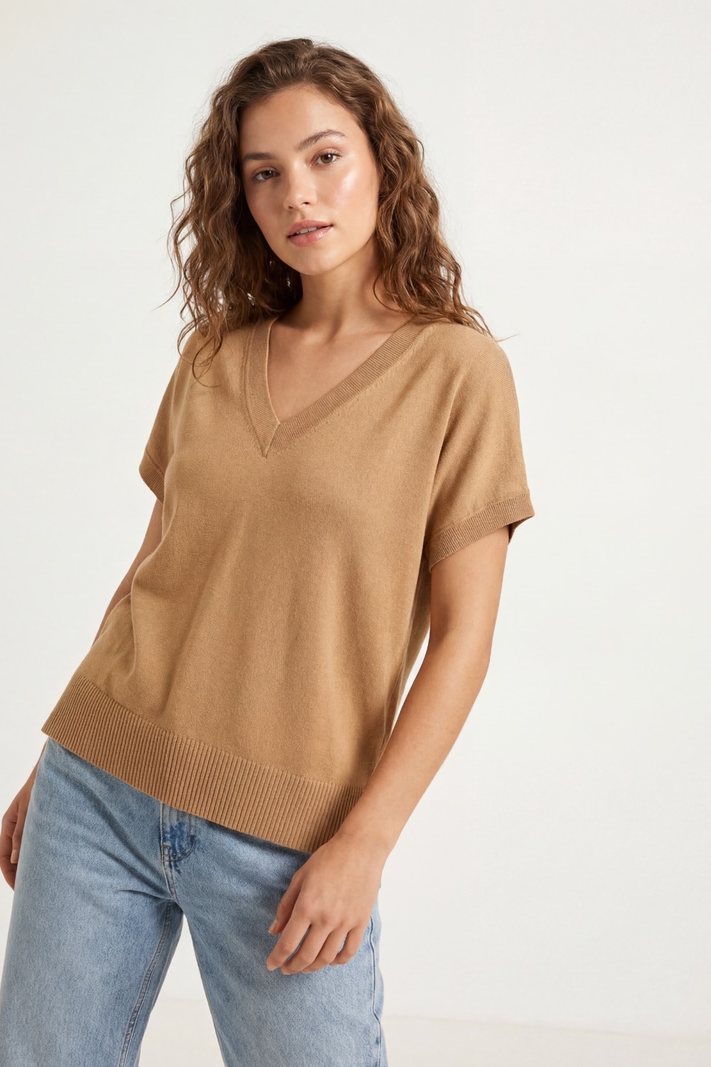 Jersey fino de punto ligero con amplio cuello en V en camel