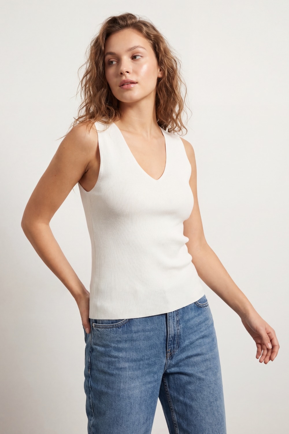 Top blanco sin mangas de punto fino con cuello en V