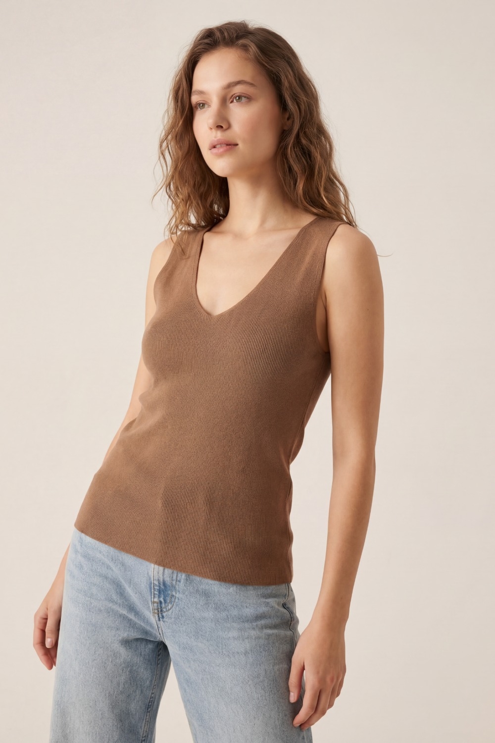 Top de punto fino sin mangas color camello con cuello en V