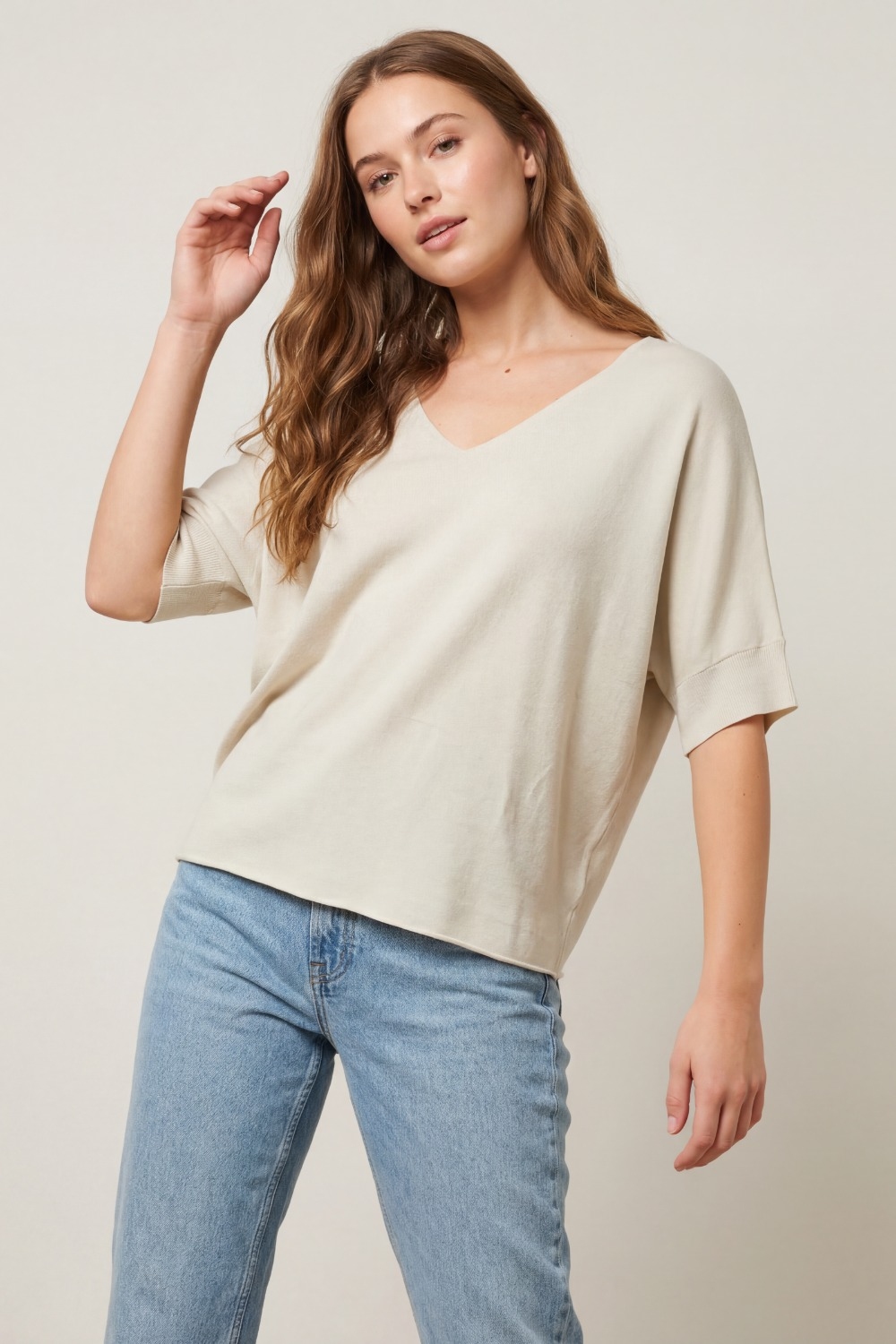Su&eacute;ter de manga corta con cuello en V y ajuste relajado en color beige