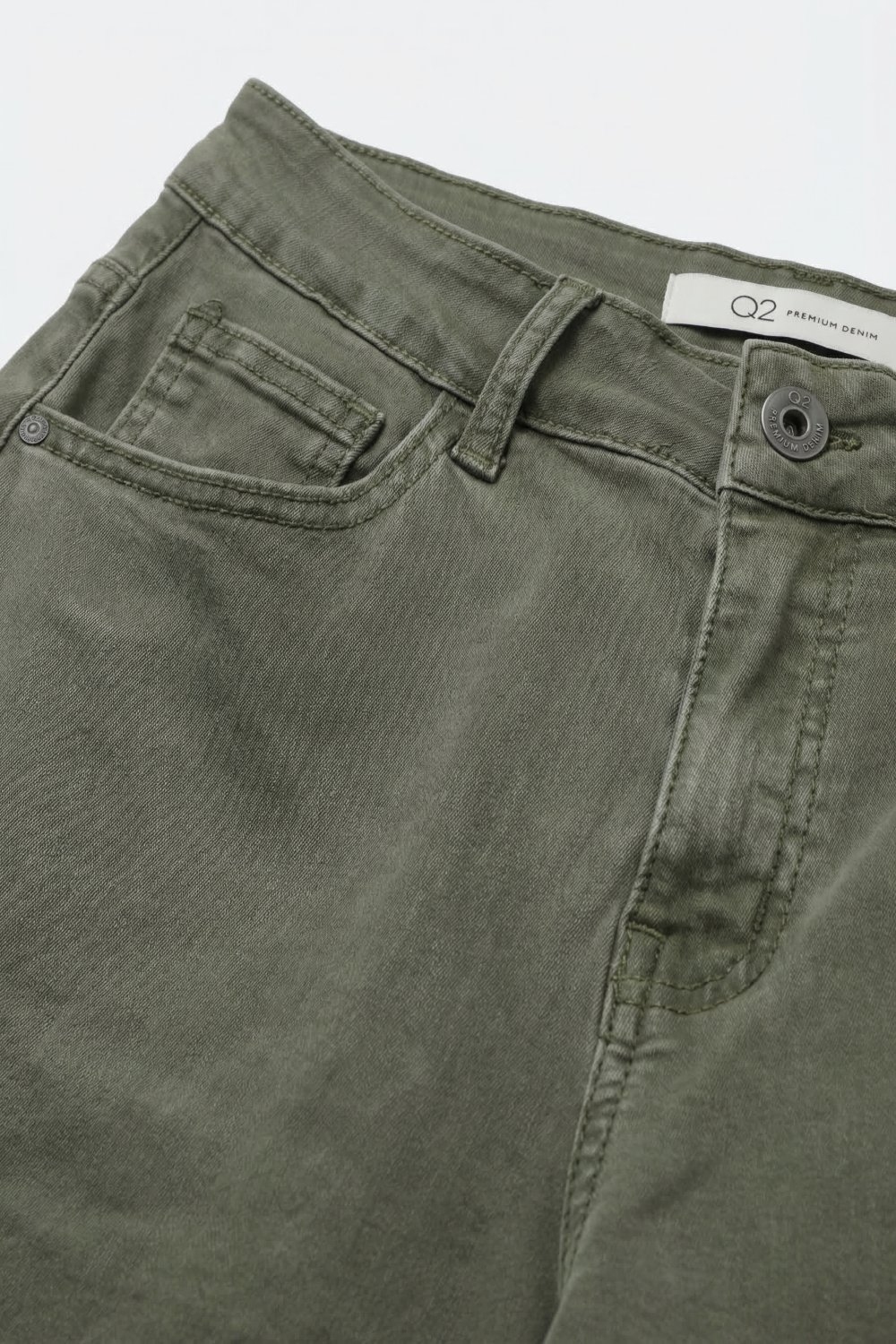 Bermudas de mezclilla verde oliva de pierna ancha y corte cropped