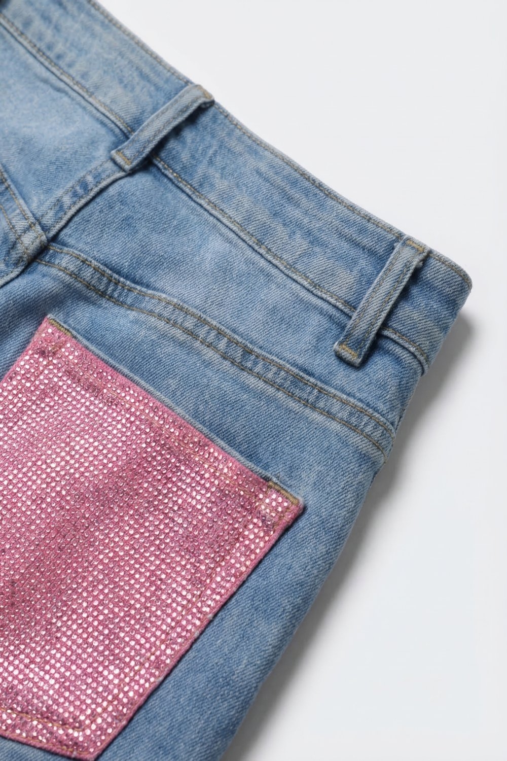 Jeans de mezclilla azul claro de pierna ancha con bolsillos traseros en strass rosa Jeans de mezclilla azul claro de pierna ancha con bolsillos traseros en strass rosa