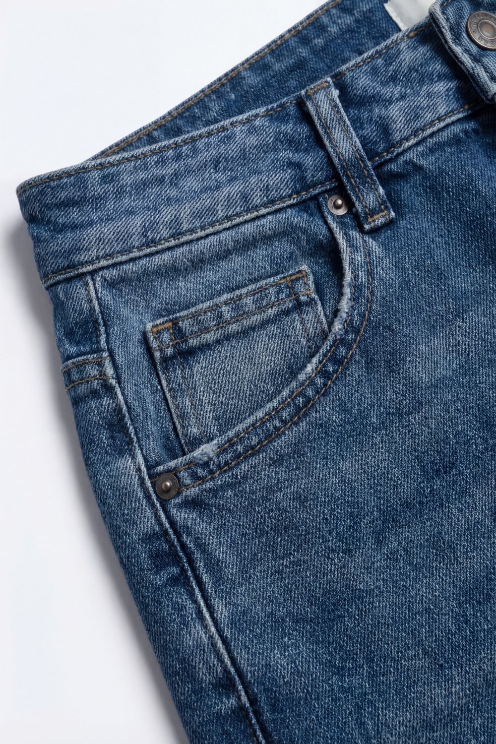 Jeans de mezclilla azul de pierna ancha con lavado claro y dobladillos estilo barrel Jeans de mezclilla azul de pierna ancha con lavado claro y dobladillos estilo barrel