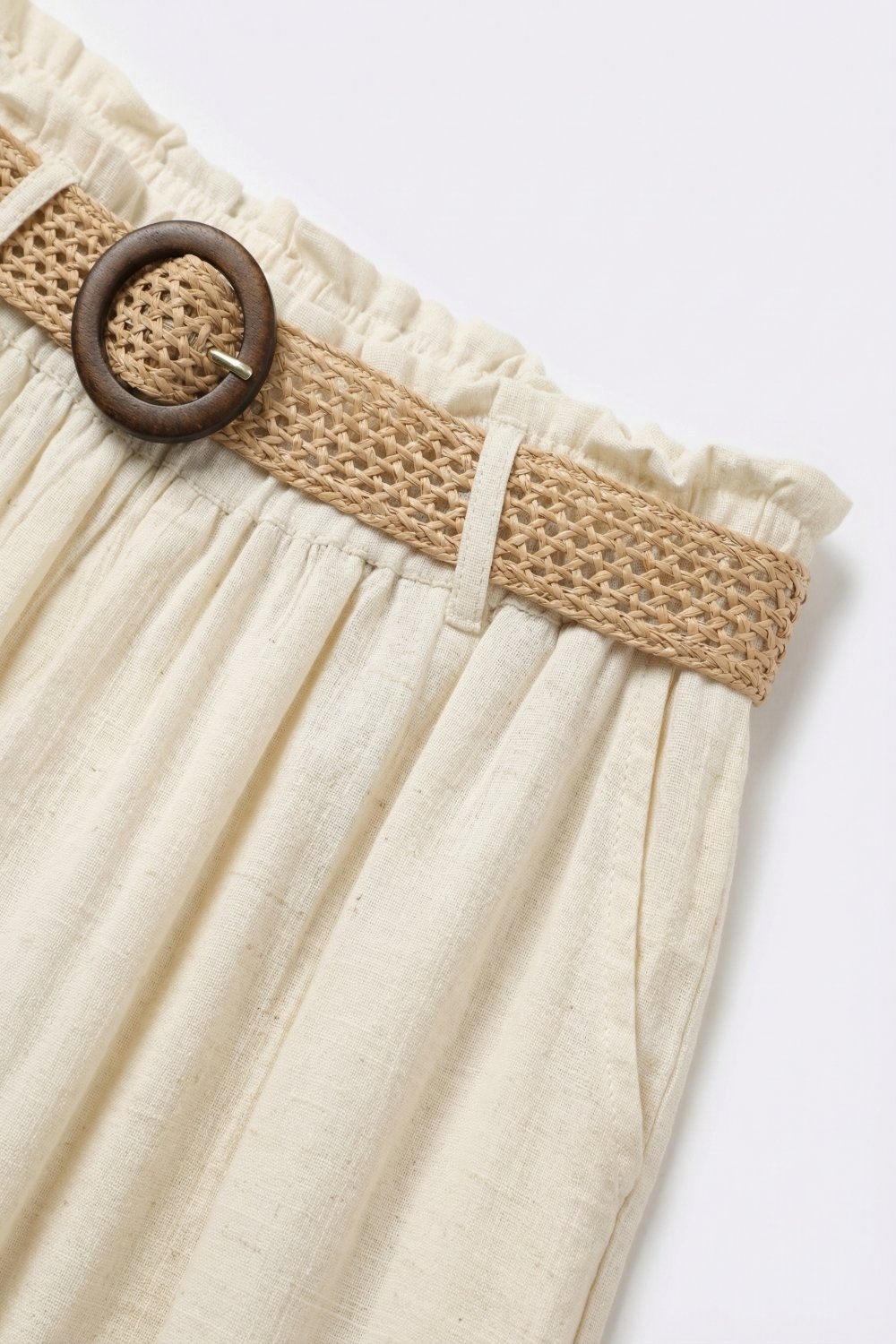 Pantalones Anchos de Pierna Ligera Color Crema con Detalle de Cintur&oacute;n Tejido