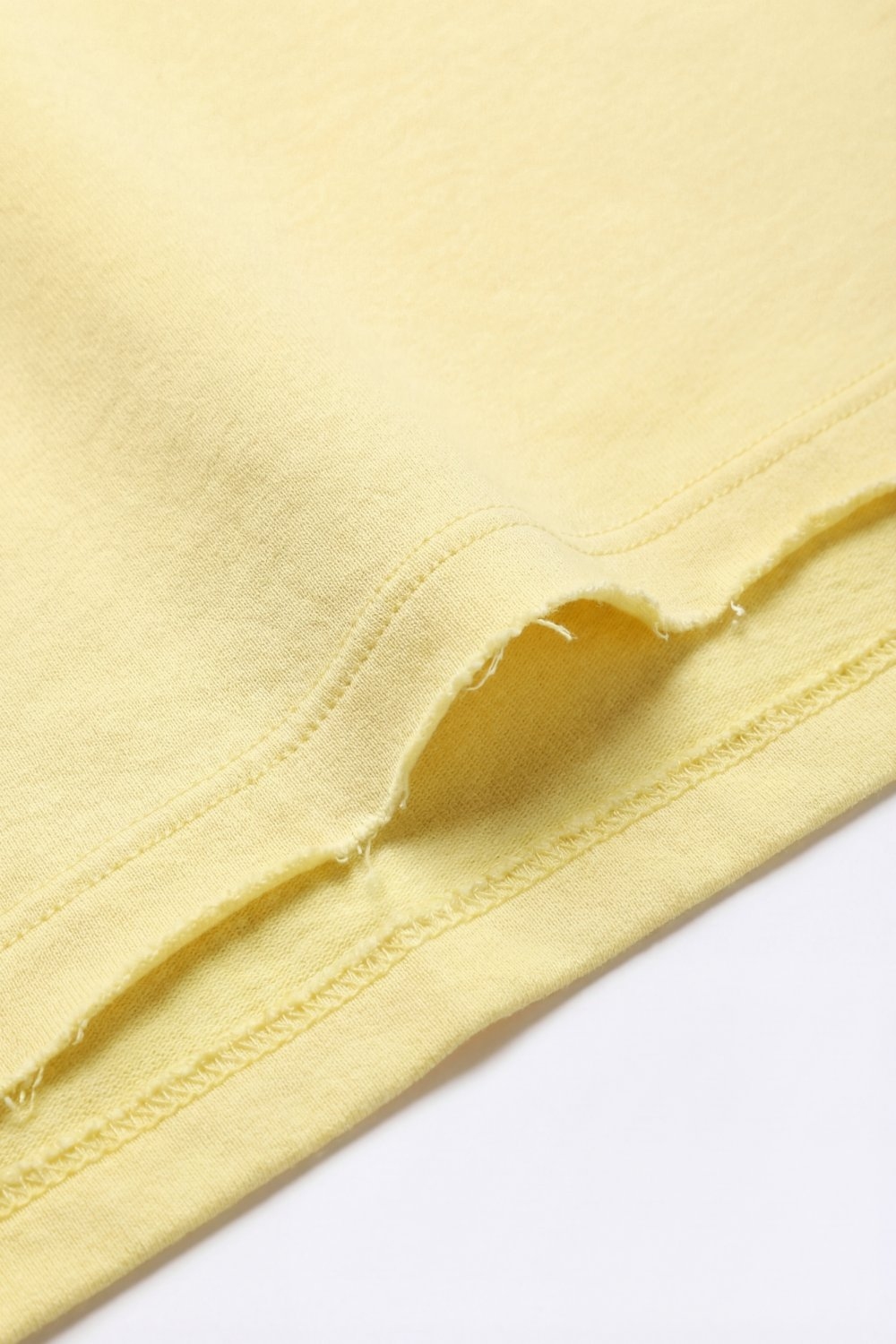 Sudadera gr&aacute;fica amarilla de ajuste relajado con texto colorido
