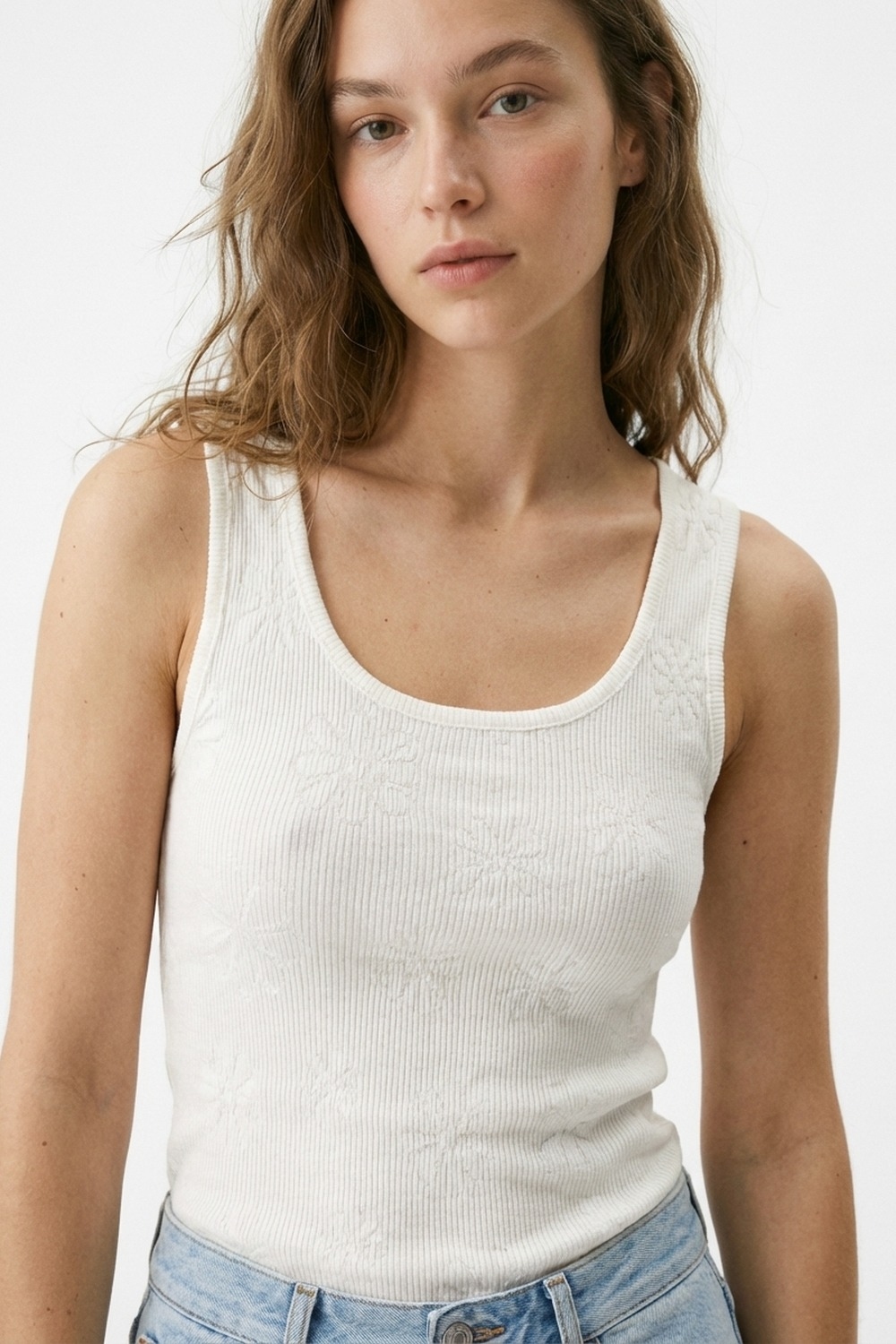 Camiseta de tirantes blanca de punto acanalado con detalle floral Camiseta de tirantes blanca de punto acanalado con detalle floral