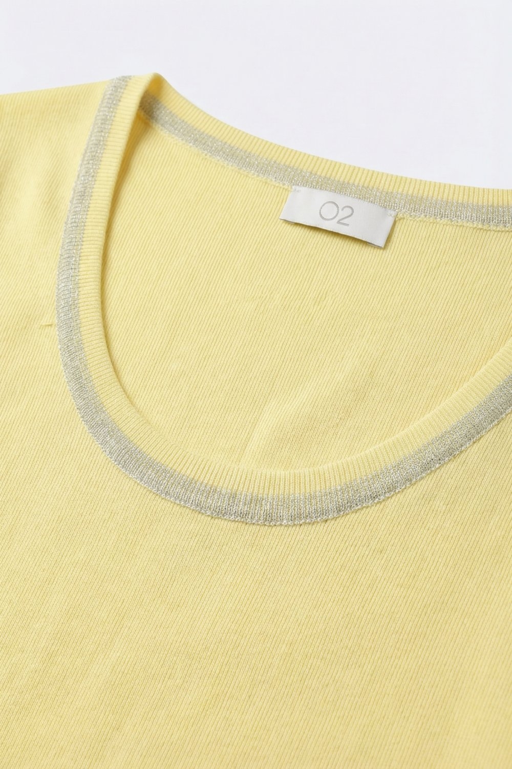 Jersey amarillo de punto acanalado con cuello redondo y ribete de lúrex brillante Jersey amarillo de punto acanalado con cuello redondo y ribete de lúrex brillante