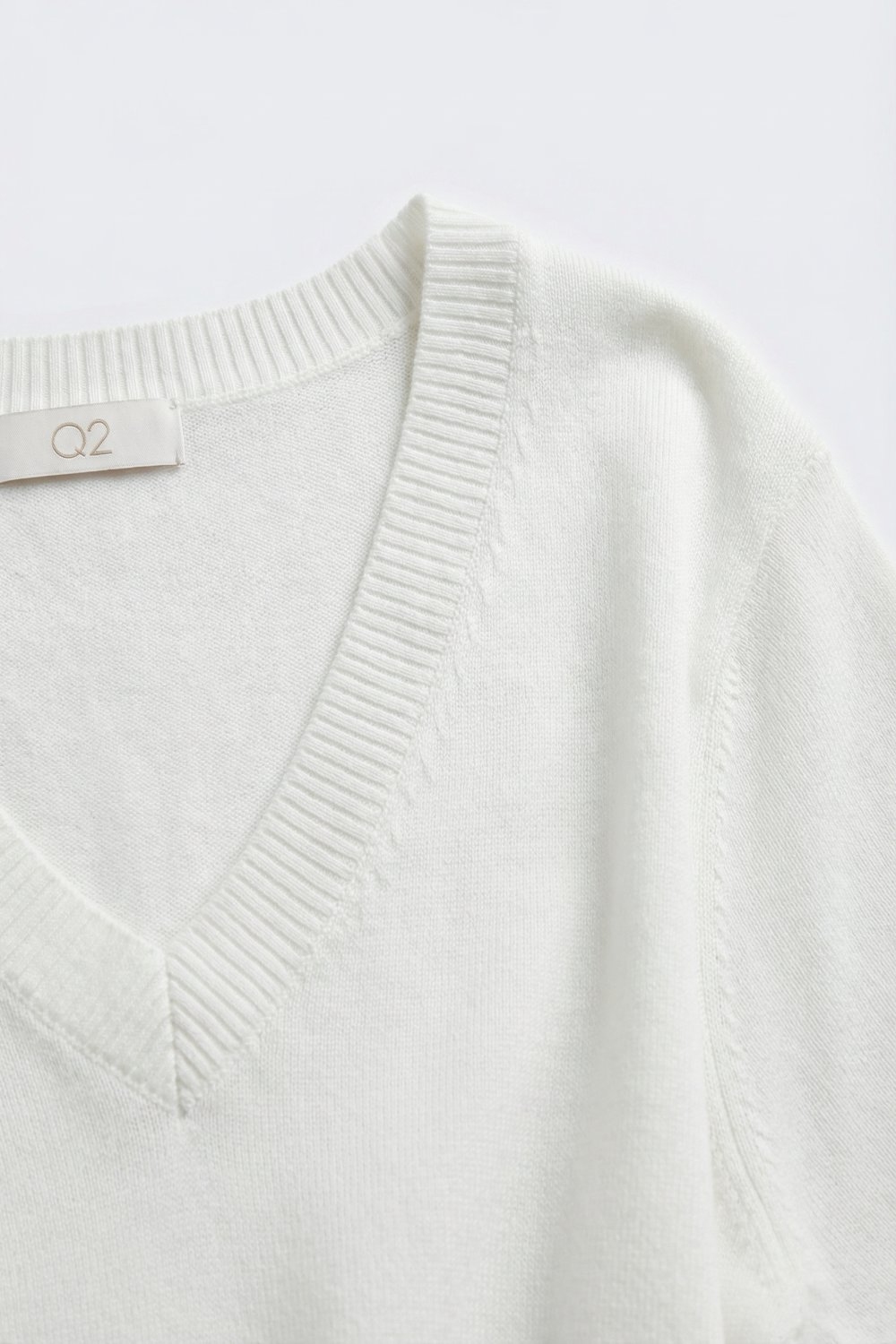 Jersey blanco de manga corta con cuello en V y corte relajado
