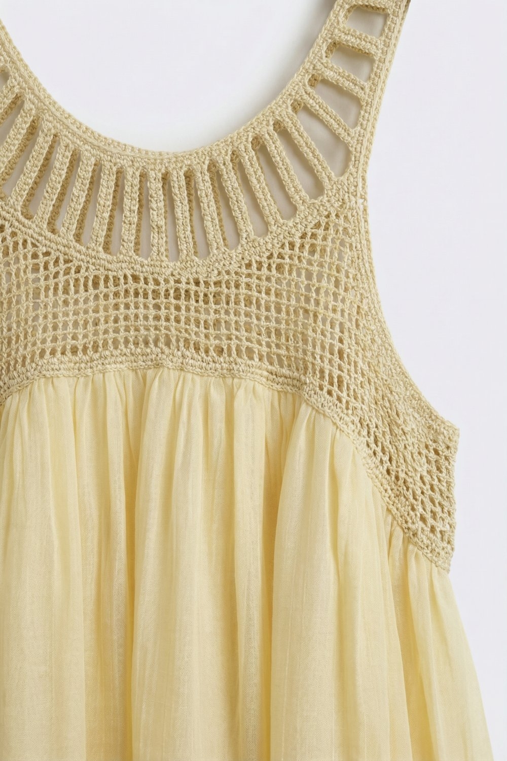 Vestido Maxi Amarillo con Canes&uacute; de Ganchillo y Falda Fluyente