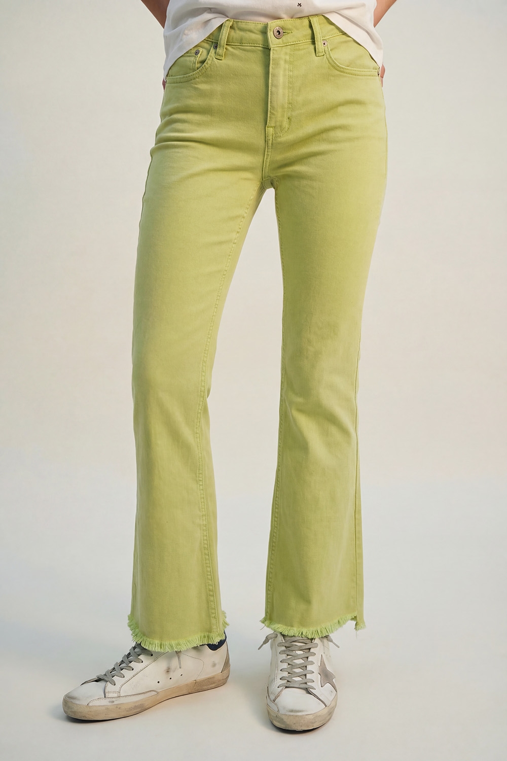 Jeans acampanados con borde sin rematar en color lima Jeans acampanados con borde sin rematar en color lima