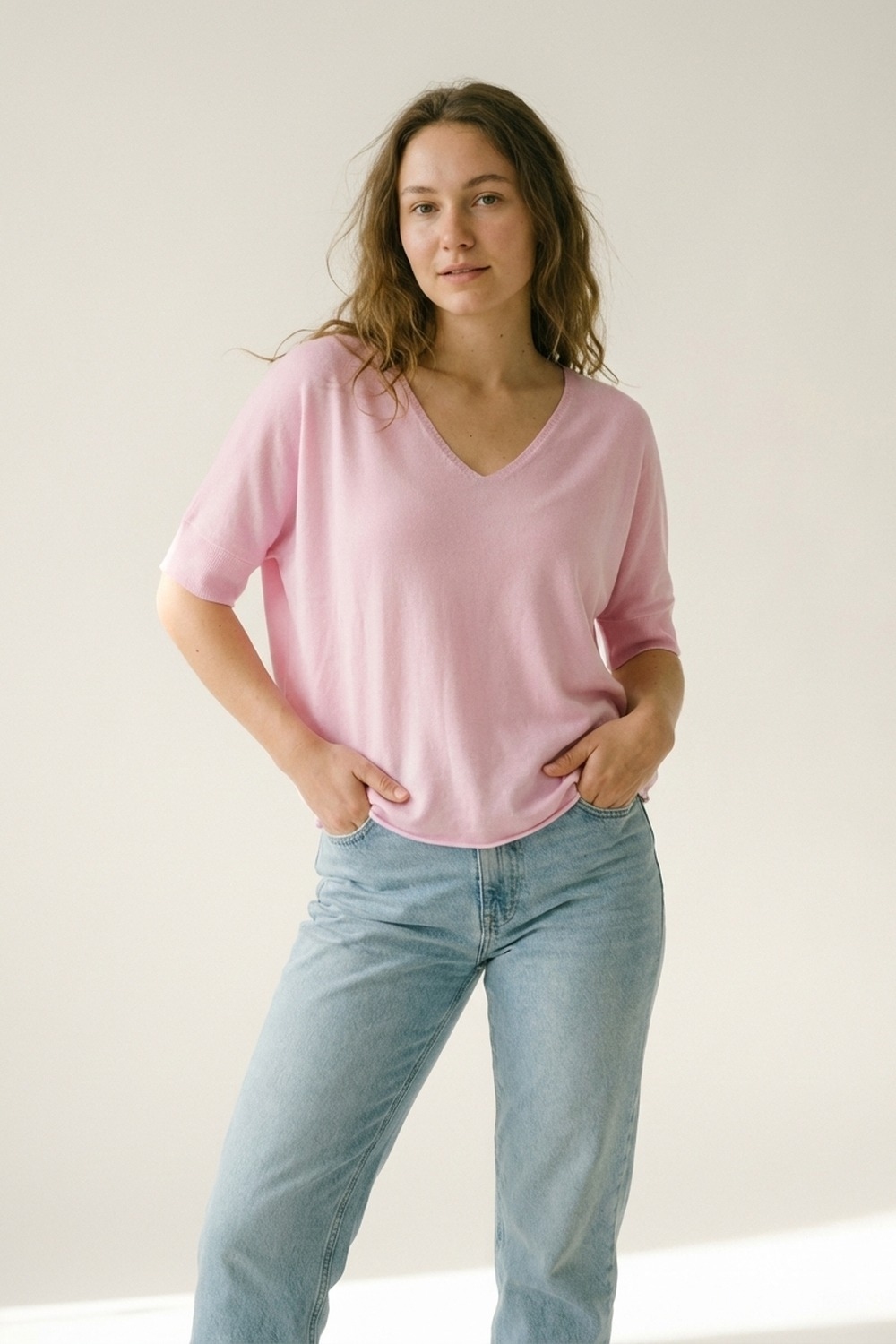 Jersey rosa de punto suave con cuello en V y ajuste relajado