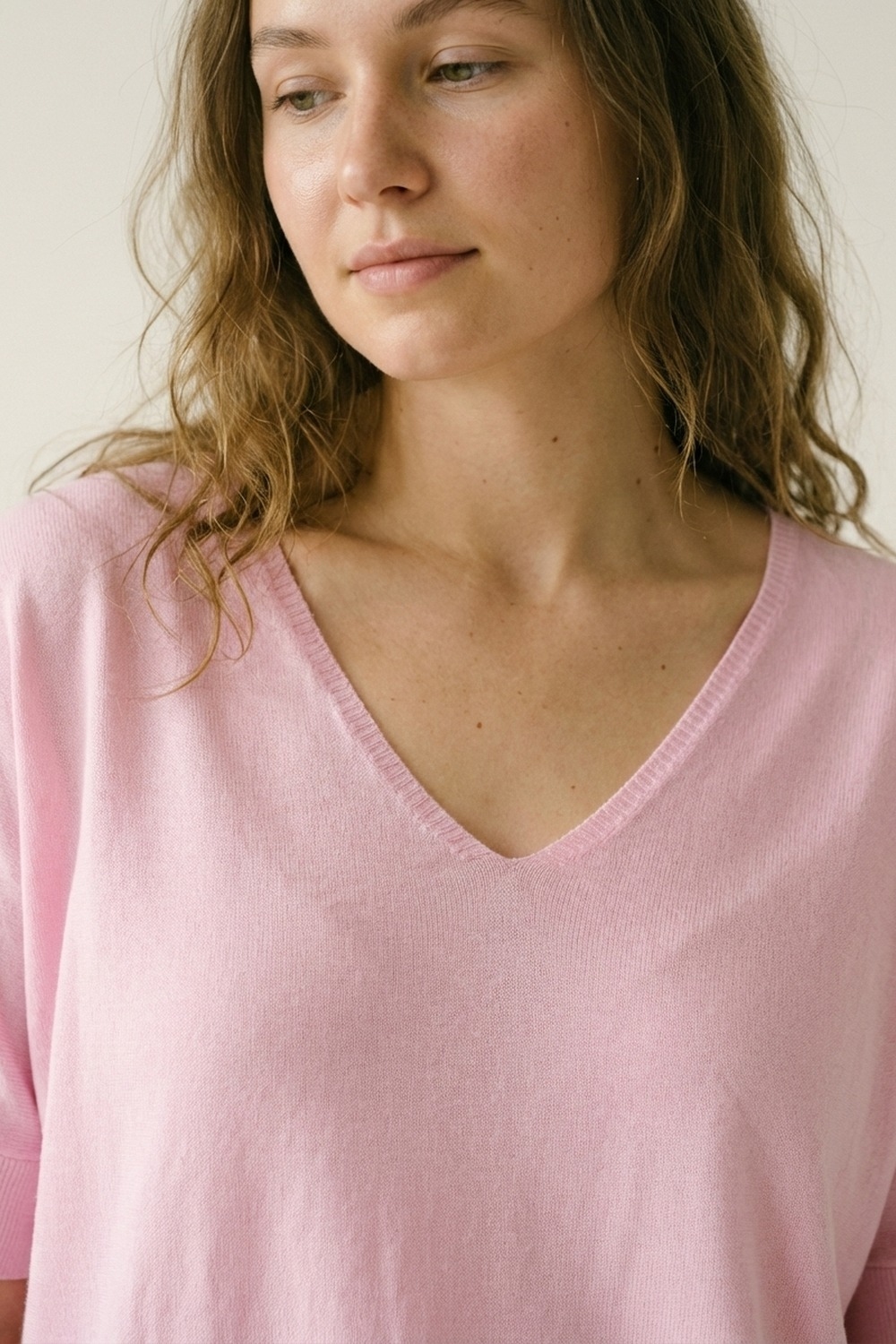 Jersey rosa de punto suave con cuello en V y ajuste relajado