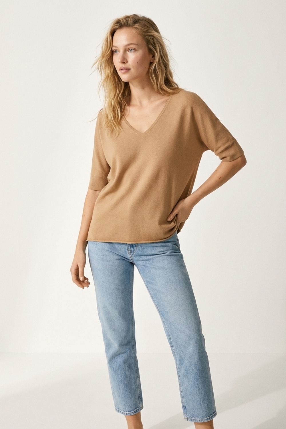 Top de punto camel con cuello en V y manga al codo Top de punto camel con cuello en V y manga al codo