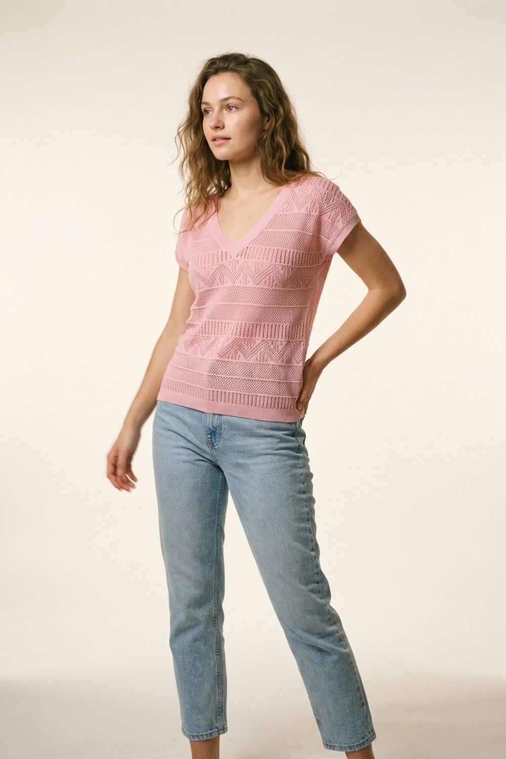 Top rosa de punto con cuello en V y textura estampada