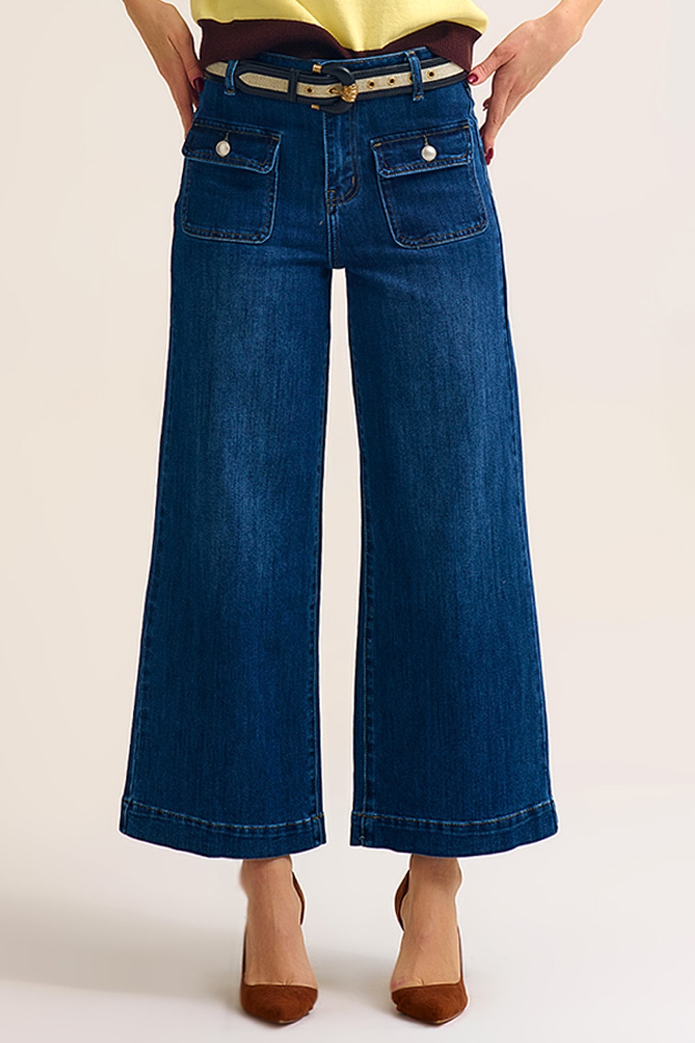 Jeans de mezclilla azul oscuro de pierna ancha con detalle de botones