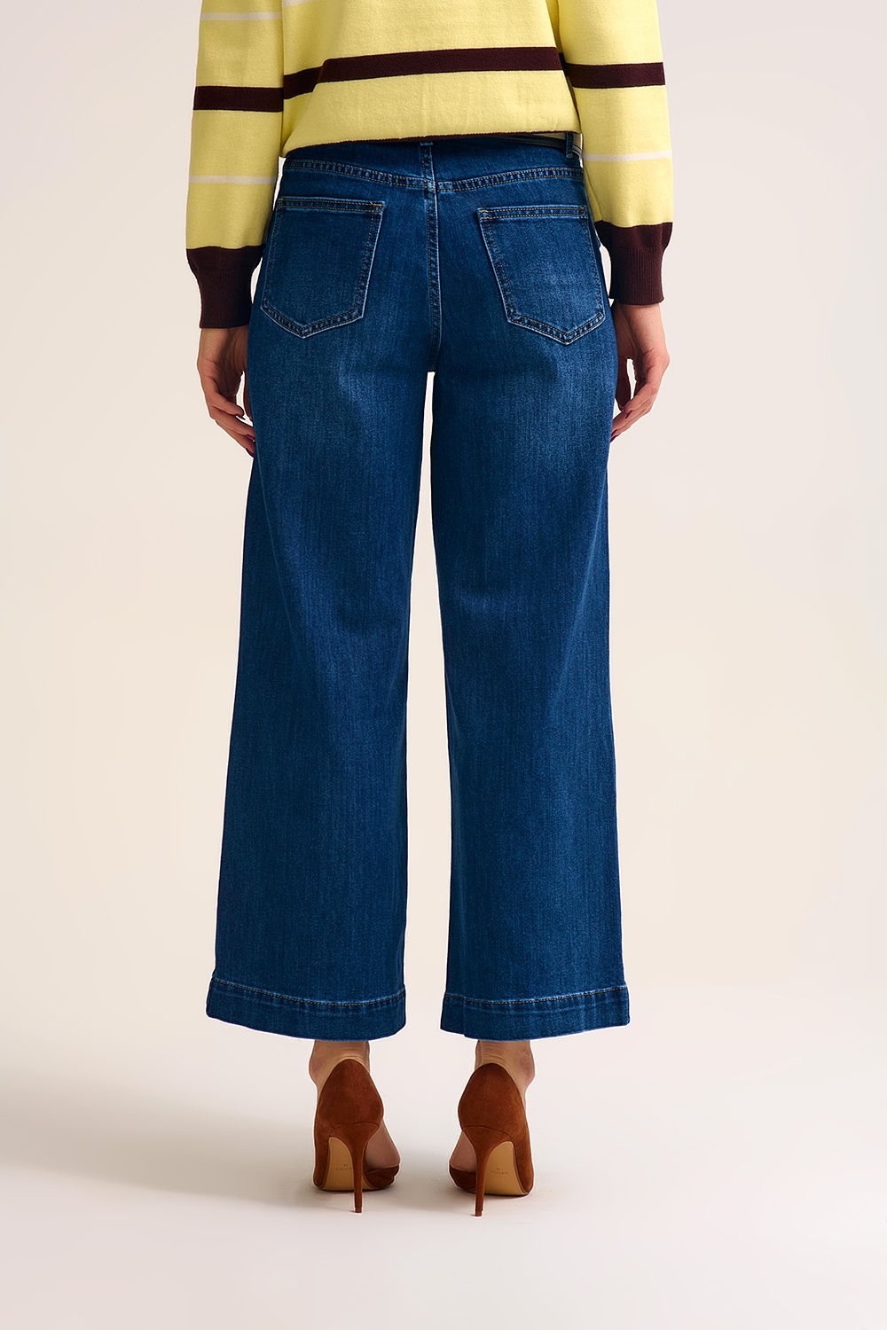 Jeans de mezclilla azul oscuro de pierna ancha con detalle de botones