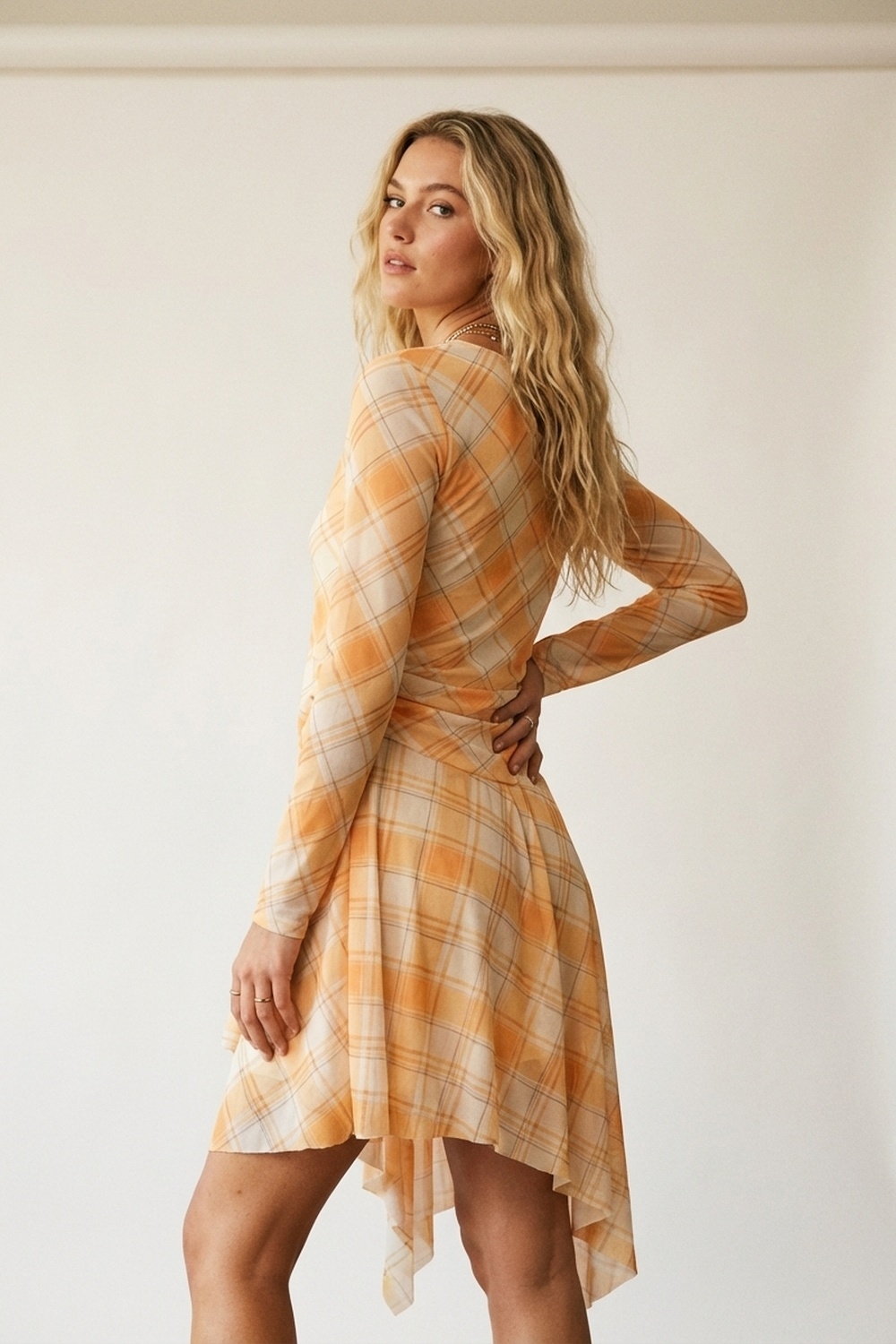 Vestido asim&eacute;trico de manga larga con tela de malla a cuadros en color naranja
