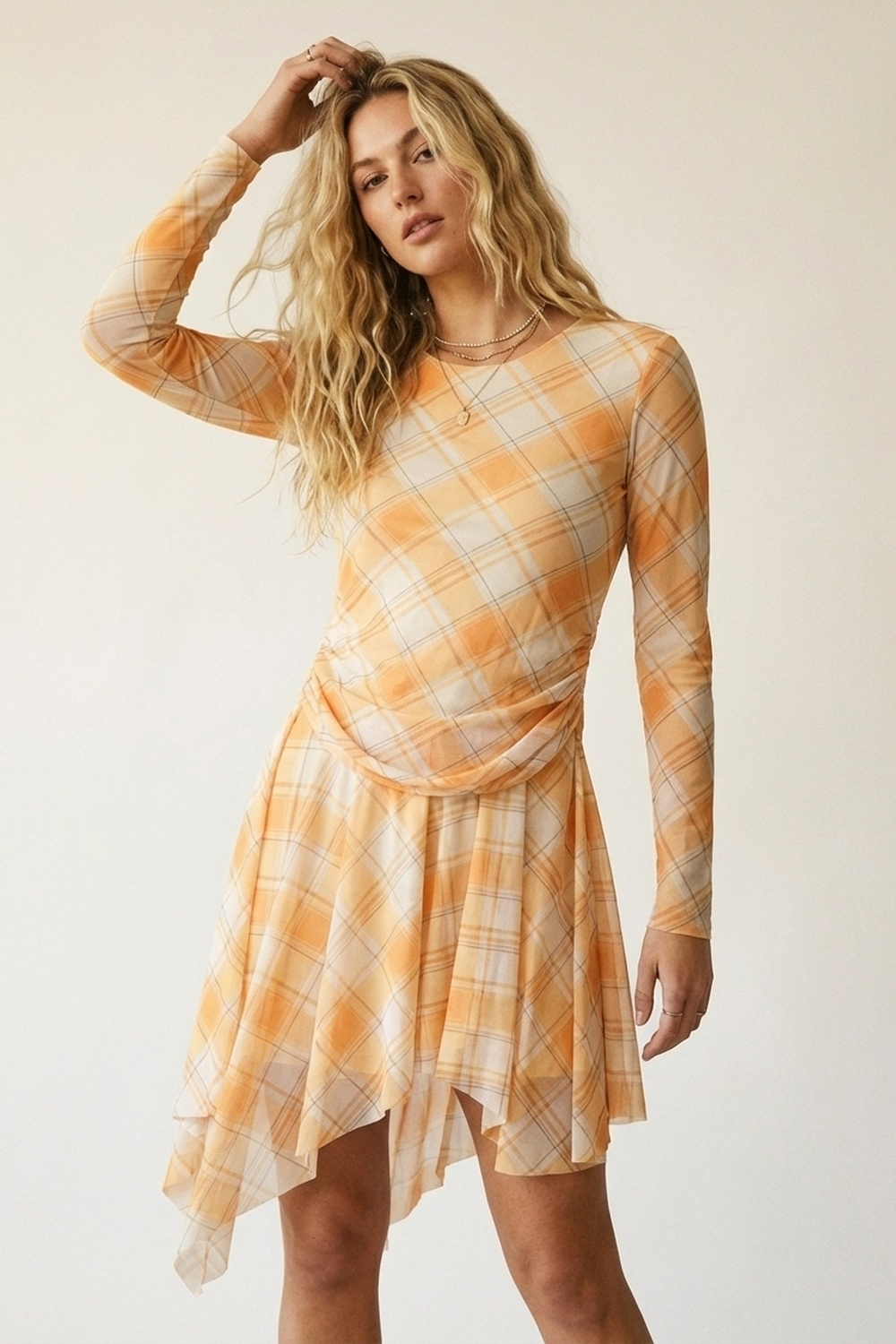 Vestido asim&eacute;trico de manga larga con tela de malla a cuadros en color naranja