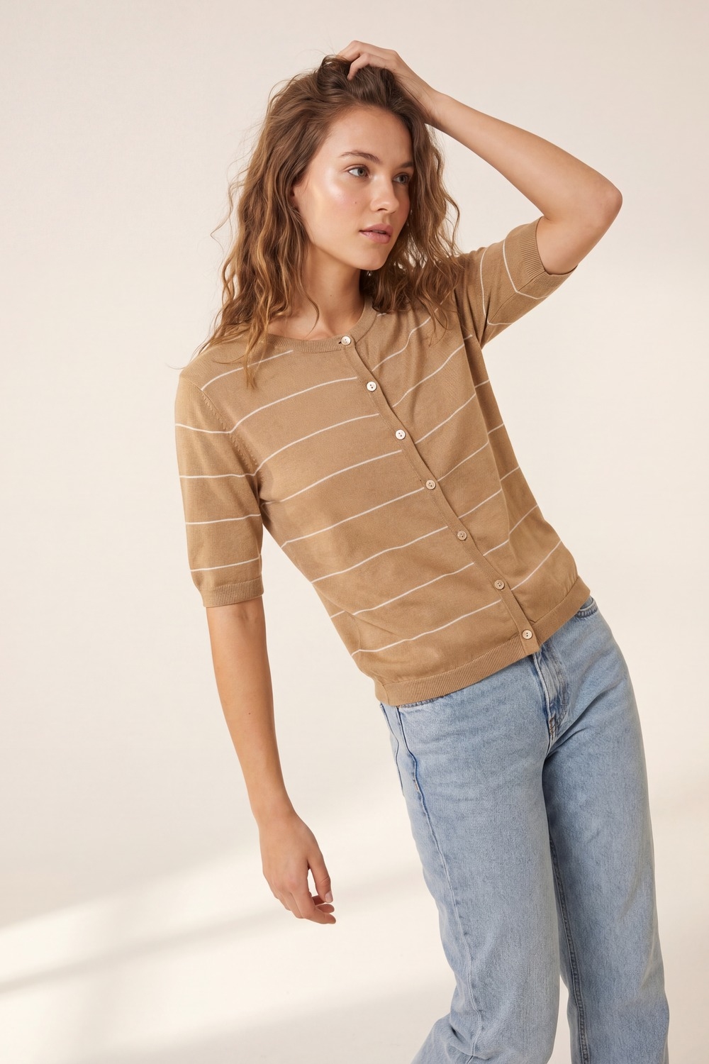 Chaqueta abotonada de manga corta a rayas camel