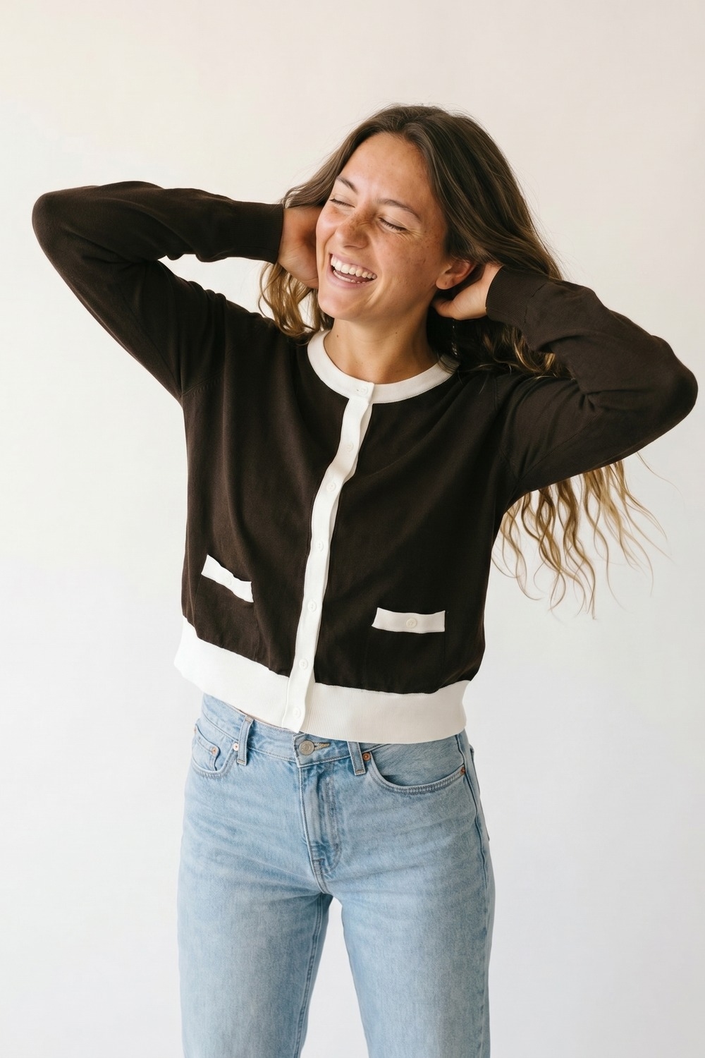 Chaqueta de manga larga con botones y ribete de contraste marr&oacute;n