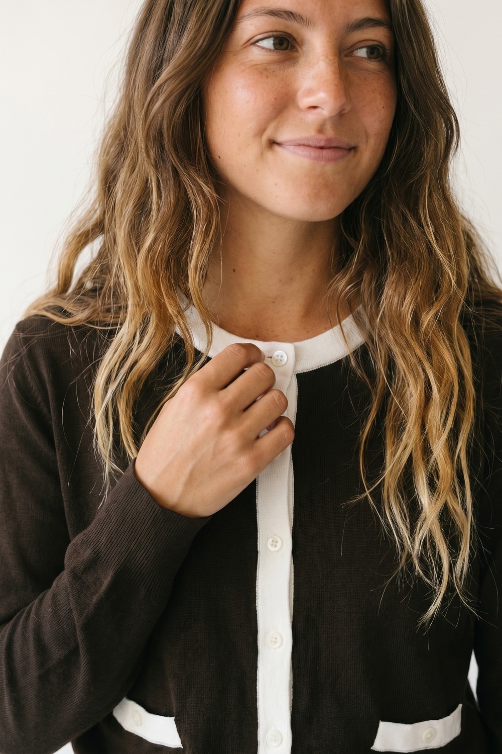 Chaqueta de manga larga con botones y ribete de contraste marr&oacute;n