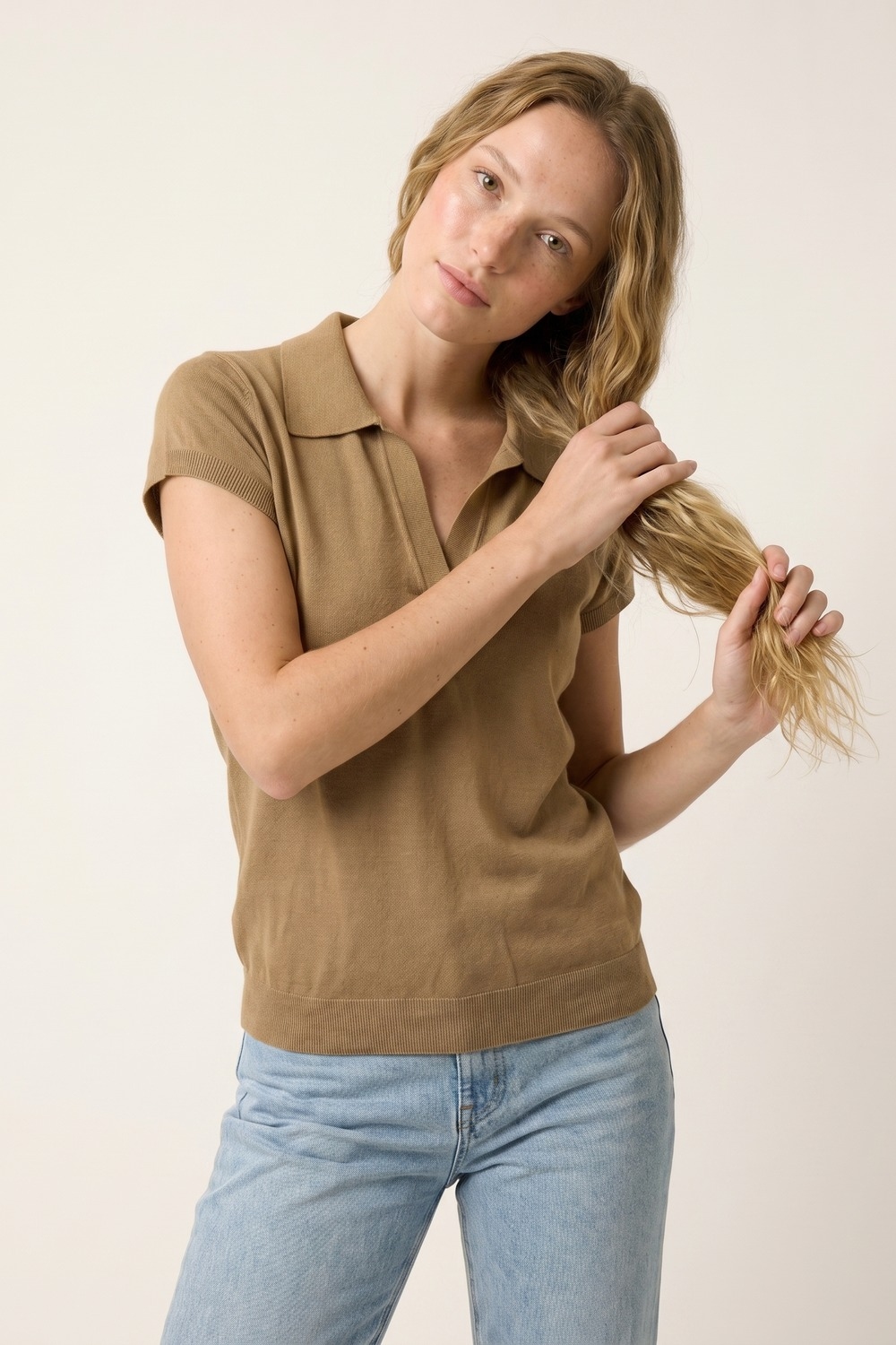 Top de Polo de Punto Fino en Color Camel con Mangas Cortas