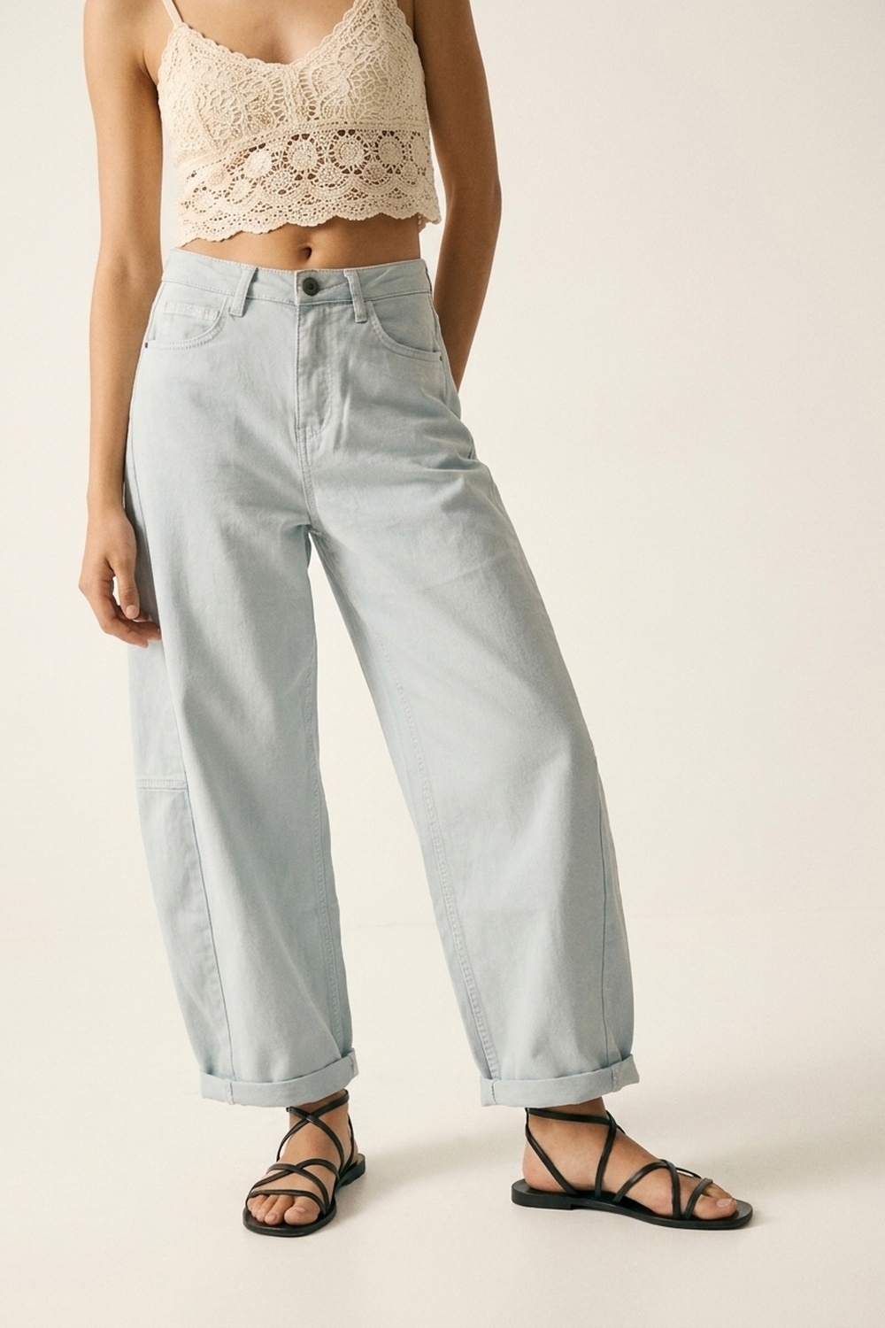 Pantalones de algodón ligero de color azul claro con piernas anchas en estilo barril Pantalones de algodón ligero de color azul claro con piernas anchas en estilo barril
