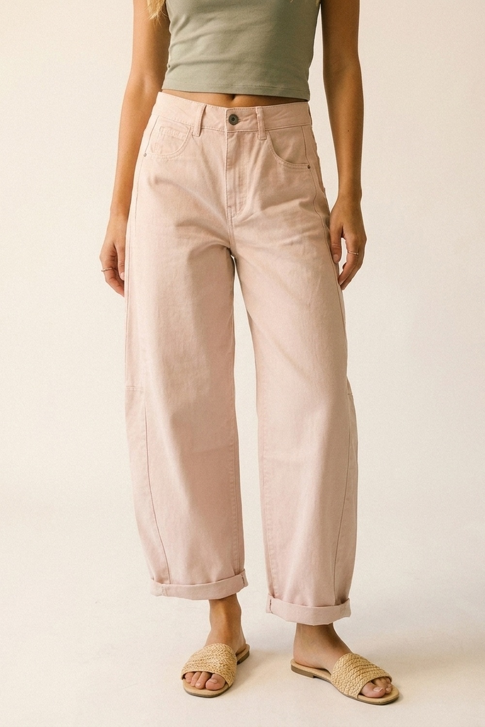 Pantalones anchos de estilo barril en color rosa claro con dobladillos enrollados Pantalones anchos de estilo barril en color rosa claro con dobladillos enrollados