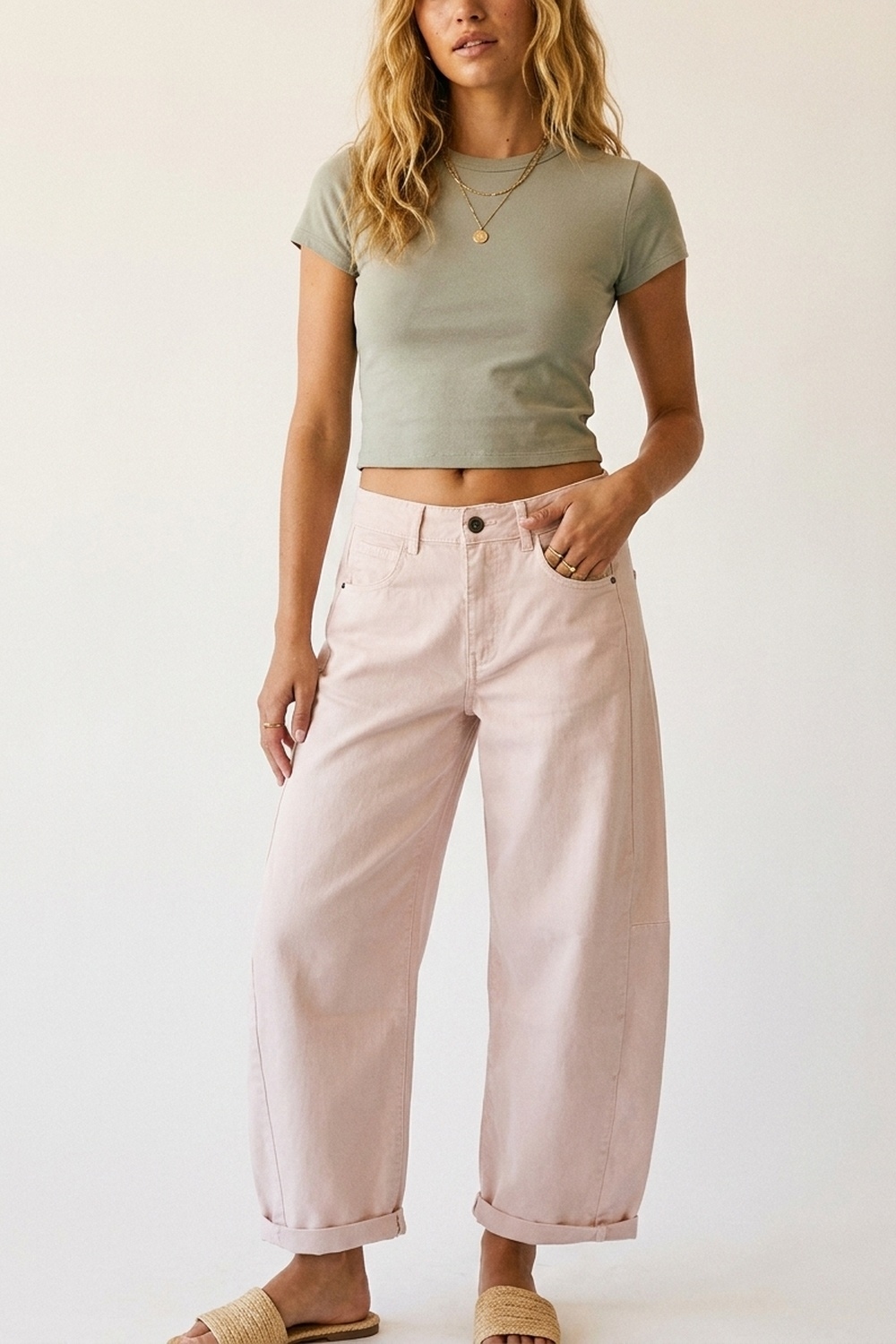 Pantalones anchos de estilo barril en color rosa claro con dobladillos enrollados Pantalones anchos de estilo barril en color rosa claro con dobladillos enrollados