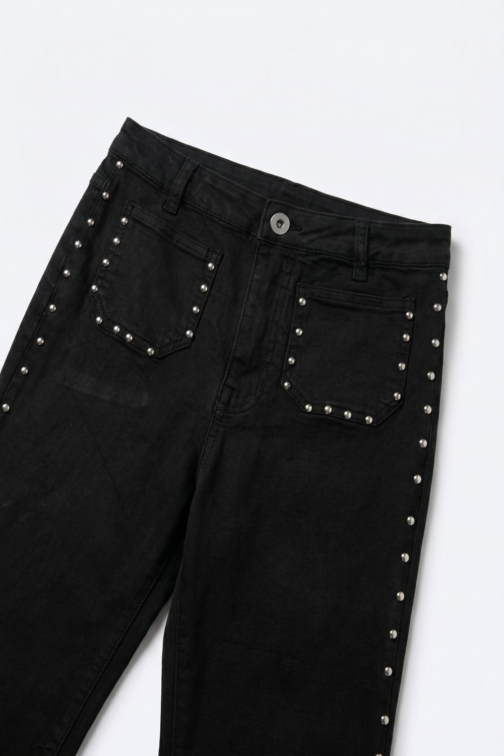 Jeans acampanados negros con detalles de bolsillo delantero con tachuelas