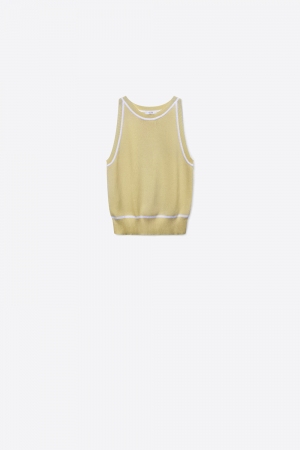 Top de punto sin mangas en amarillo mantequilla con detalles de líneas blancas