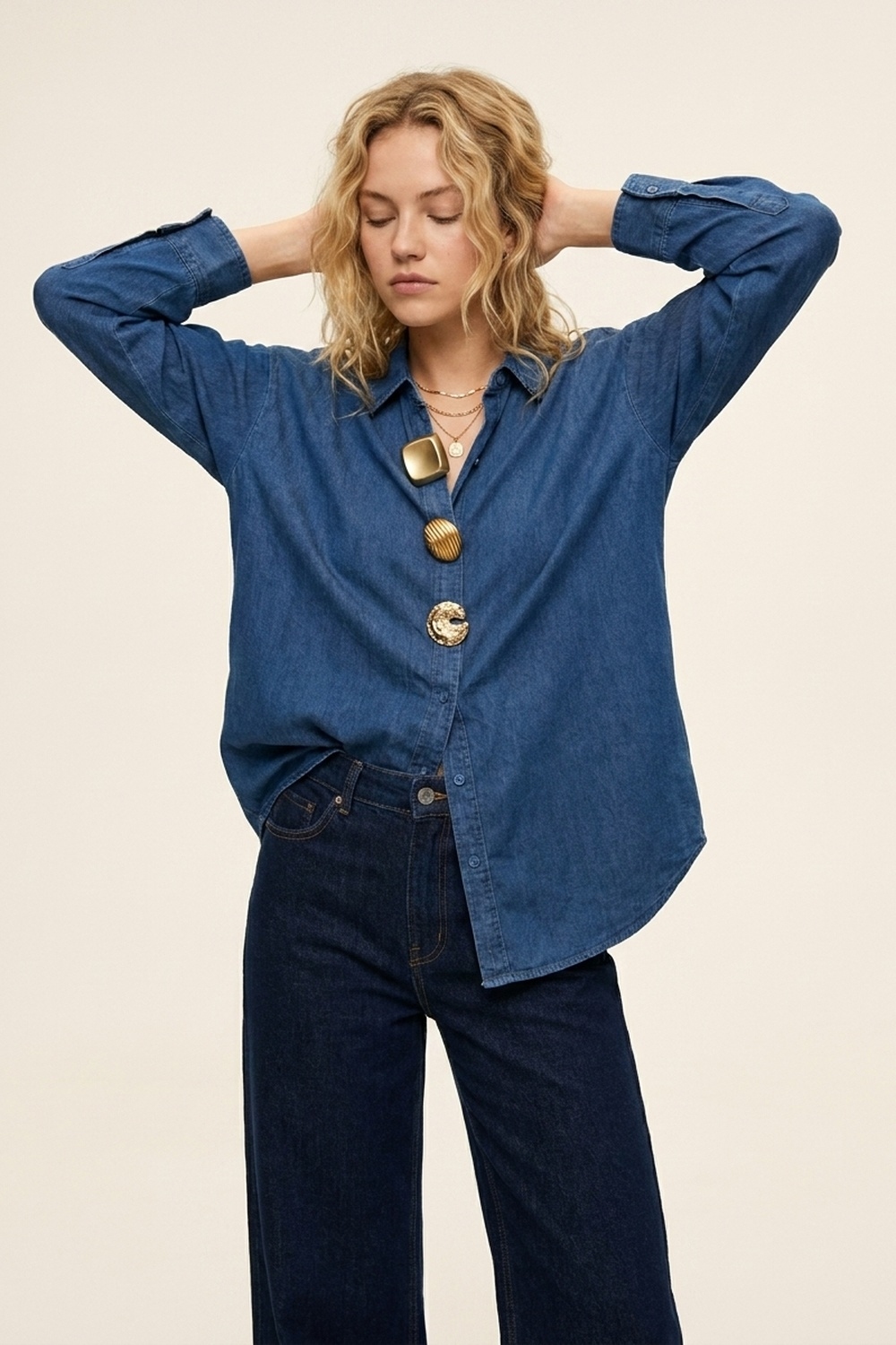 Camisa Oversize de Mezclilla Azul con Botones Dorados de Declaración Camisa Oversize de Mezclilla Azul con Botones Dorados de Declaración