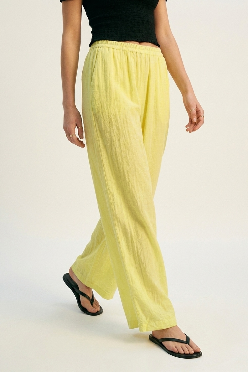 Pantalones amarillos de pierna ancha con tela transparente Pantalones amarillos de pierna ancha con tela transparente