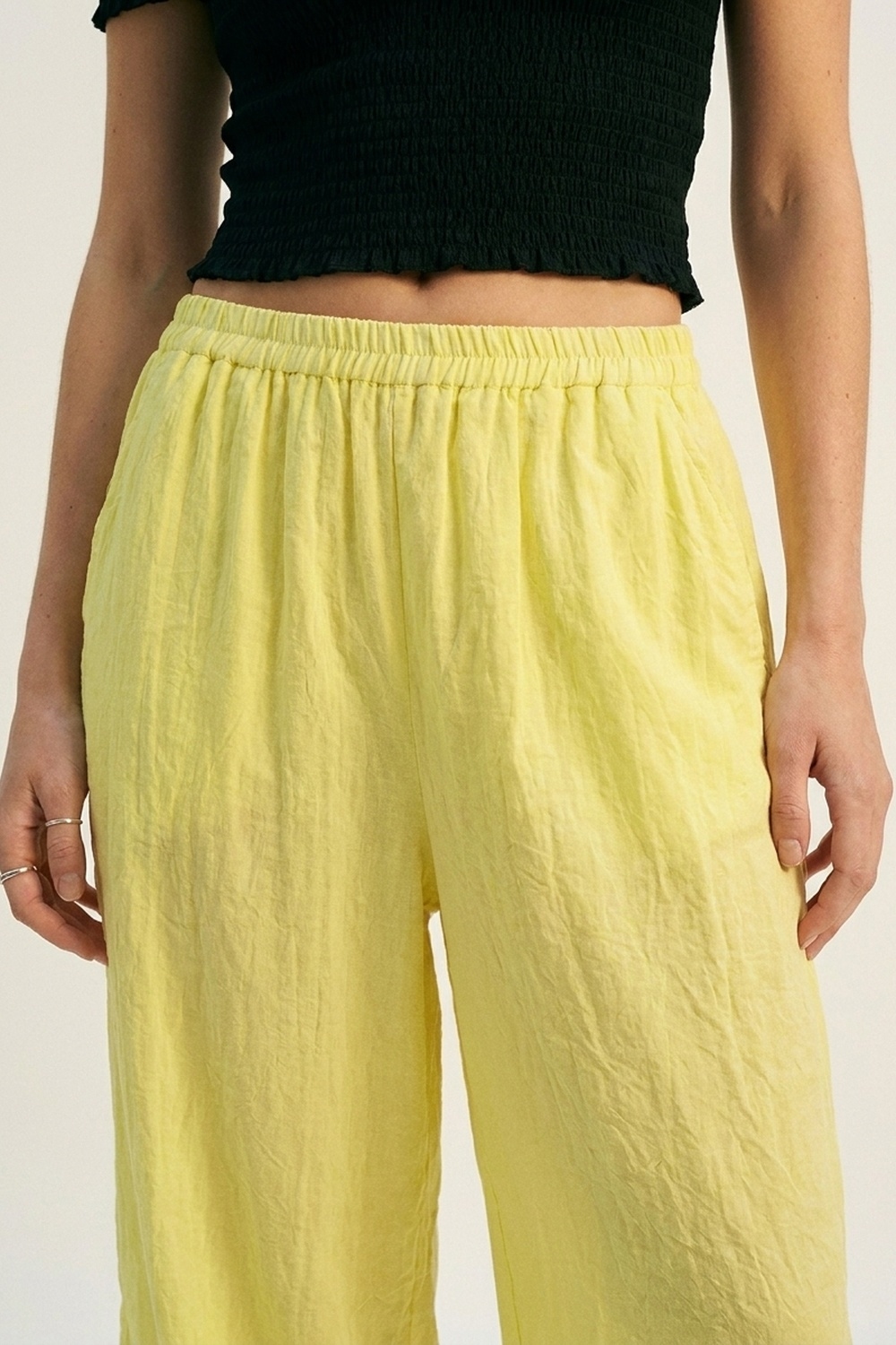 Pantalones amarillos de pierna ancha con tela transparente Pantalones amarillos de pierna ancha con tela transparente
