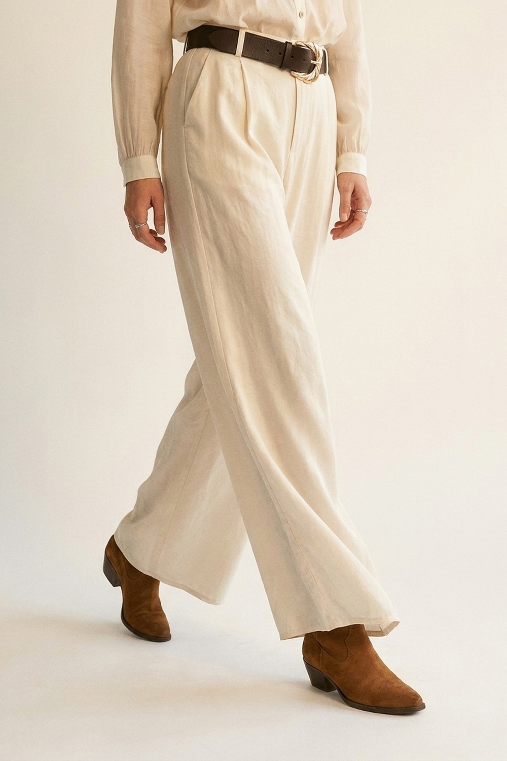 Pantalones extra anchos en una tela ligera y brillante Pantalones extra anchos en una tela ligera y brillante