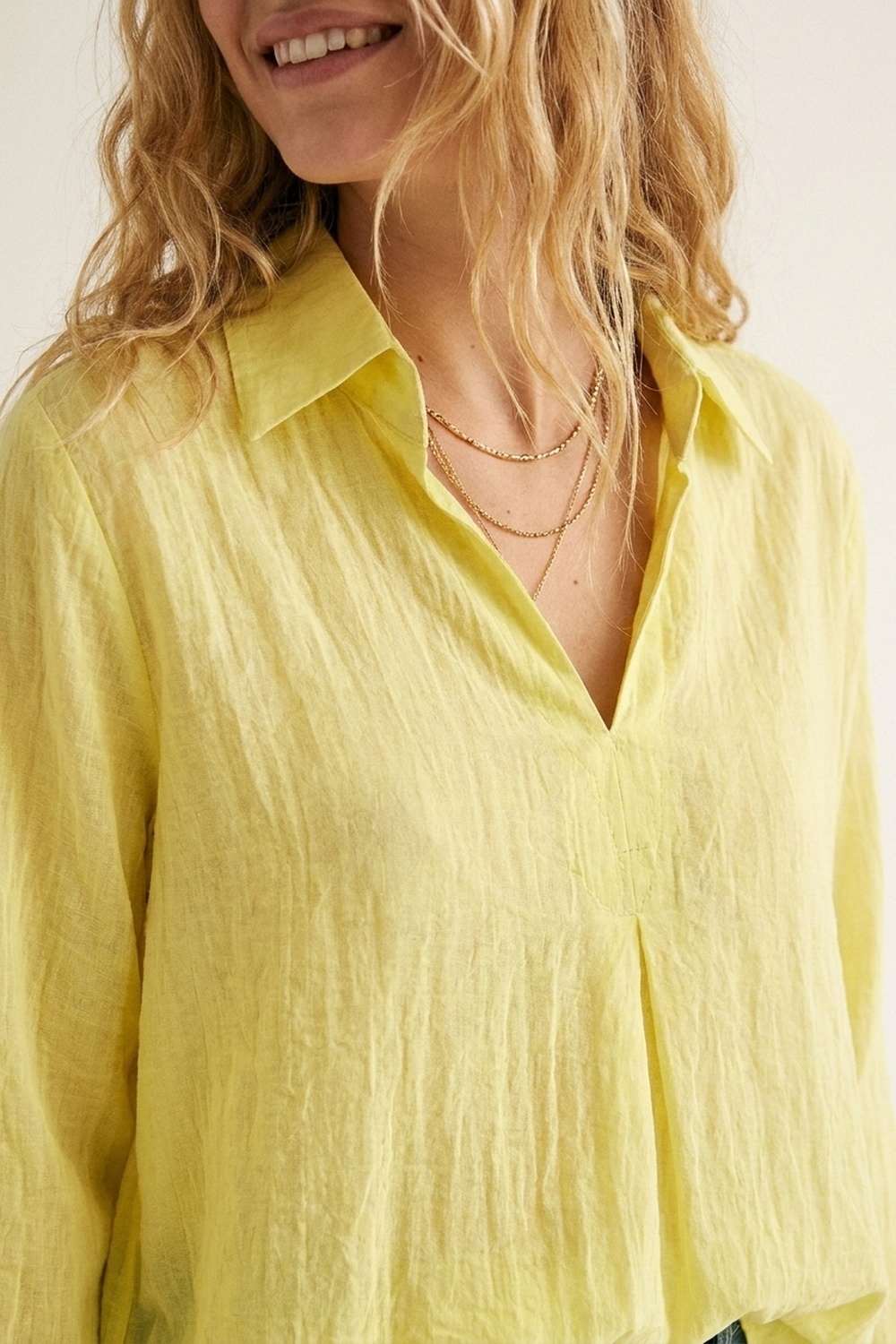 Camiseta túnica amarilla de ajuste relajado con tela transparente Camiseta túnica amarilla de ajuste relajado con tela transparente