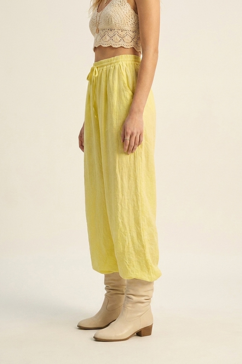 Pantalones amarillos de pierna ancha con cordón y tela transparente Pantalones amarillos de pierna ancha con cordón y tela transparente