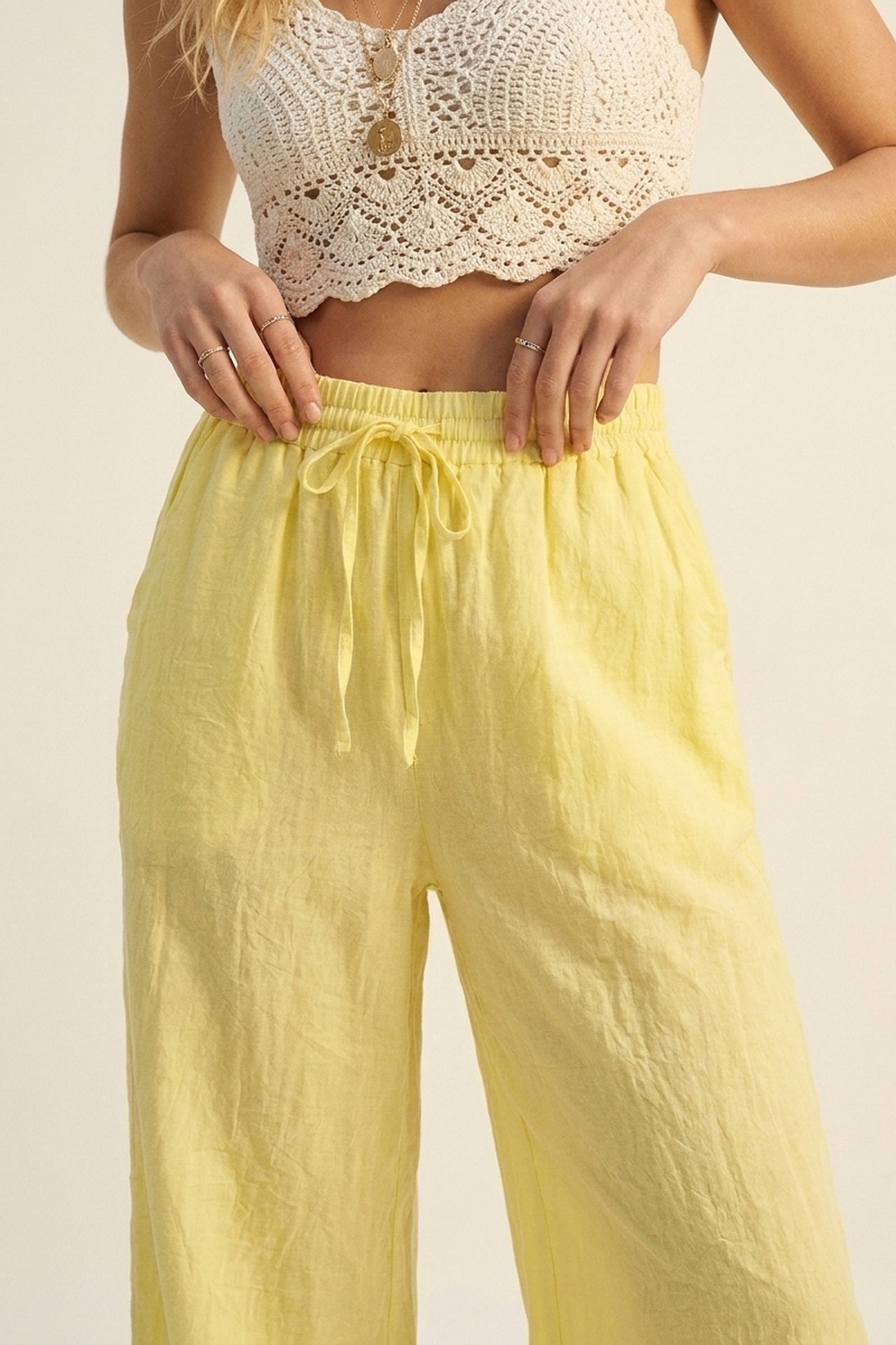 Pantalones amarillos de pierna ancha con cordón y tela transparente Pantalones amarillos de pierna ancha con cordón y tela transparente
