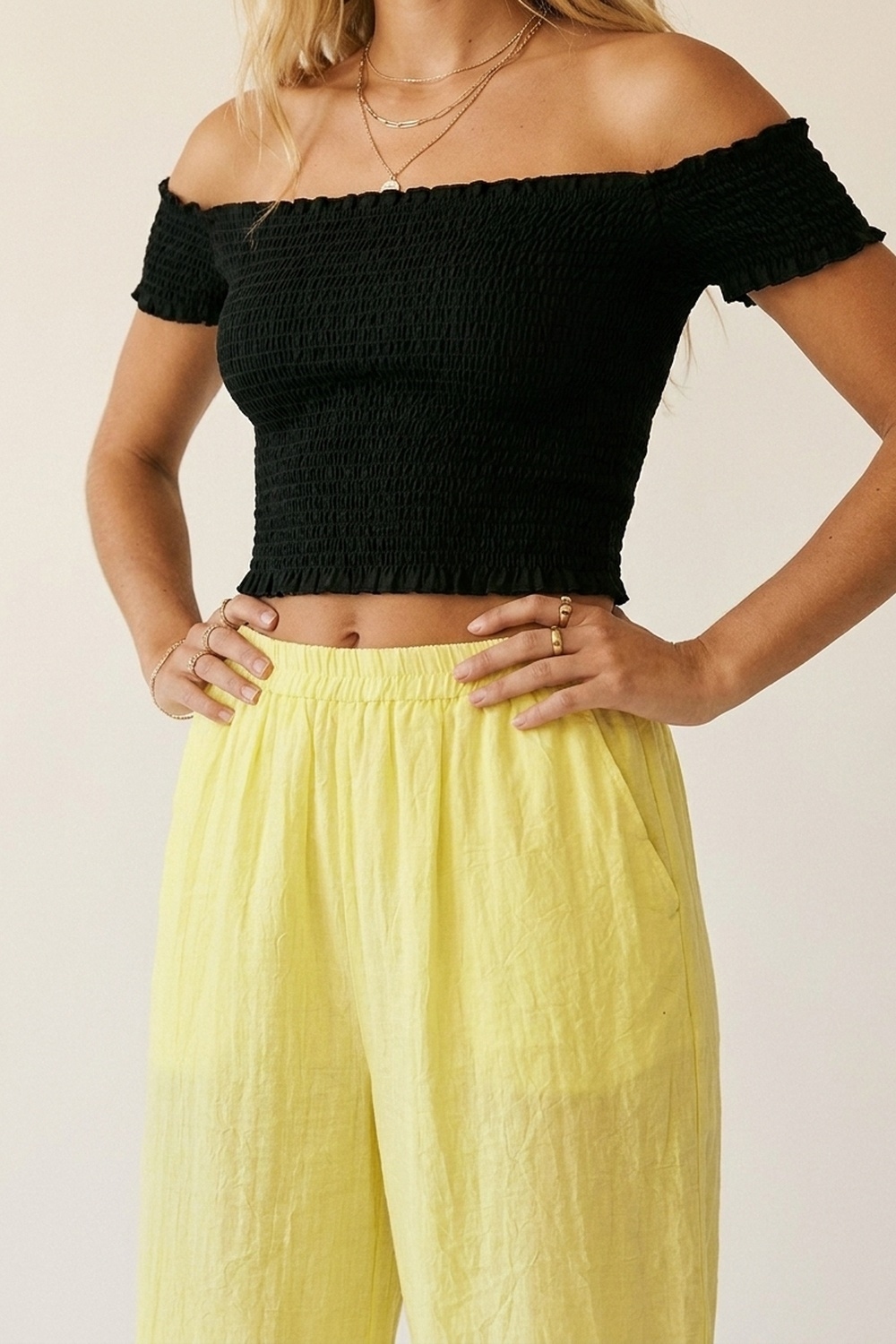 Pantalones amarillos de pierna ancha con tela transparente Pantalones amarillos de pierna ancha con tela transparente