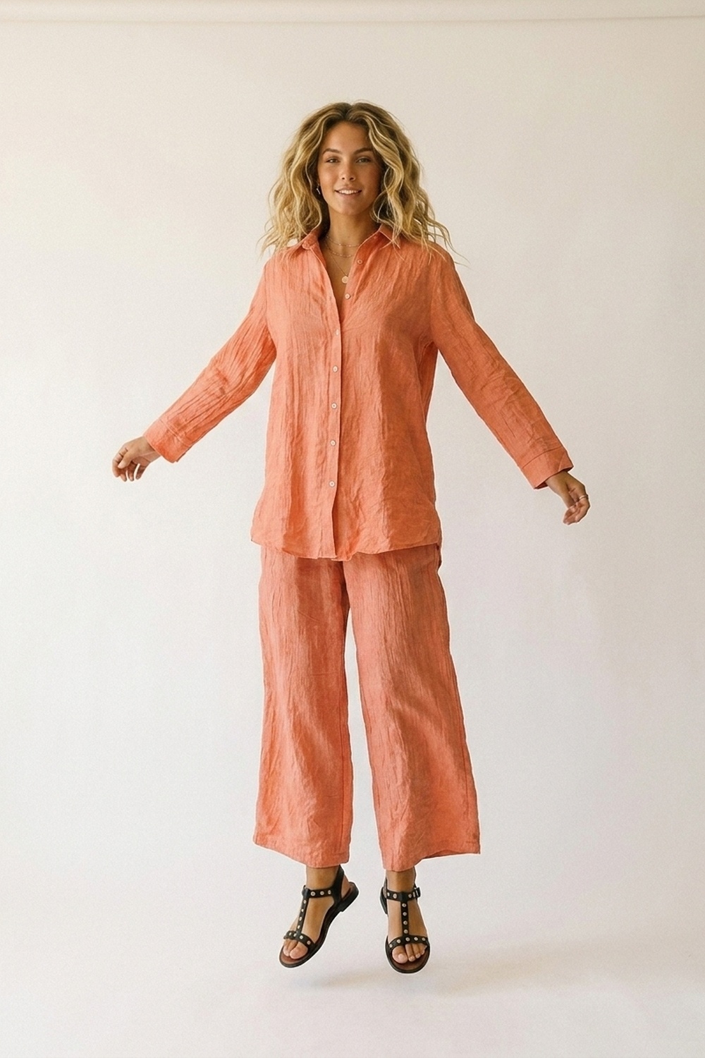 T&uacute;nica de camisa abotonada en coral con tela transparente arrugada