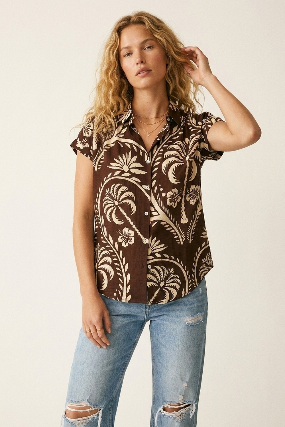 Camisa de manga corta con botones y estampado tropical marrón Camisa de manga corta con botones y estampado tropical marrón