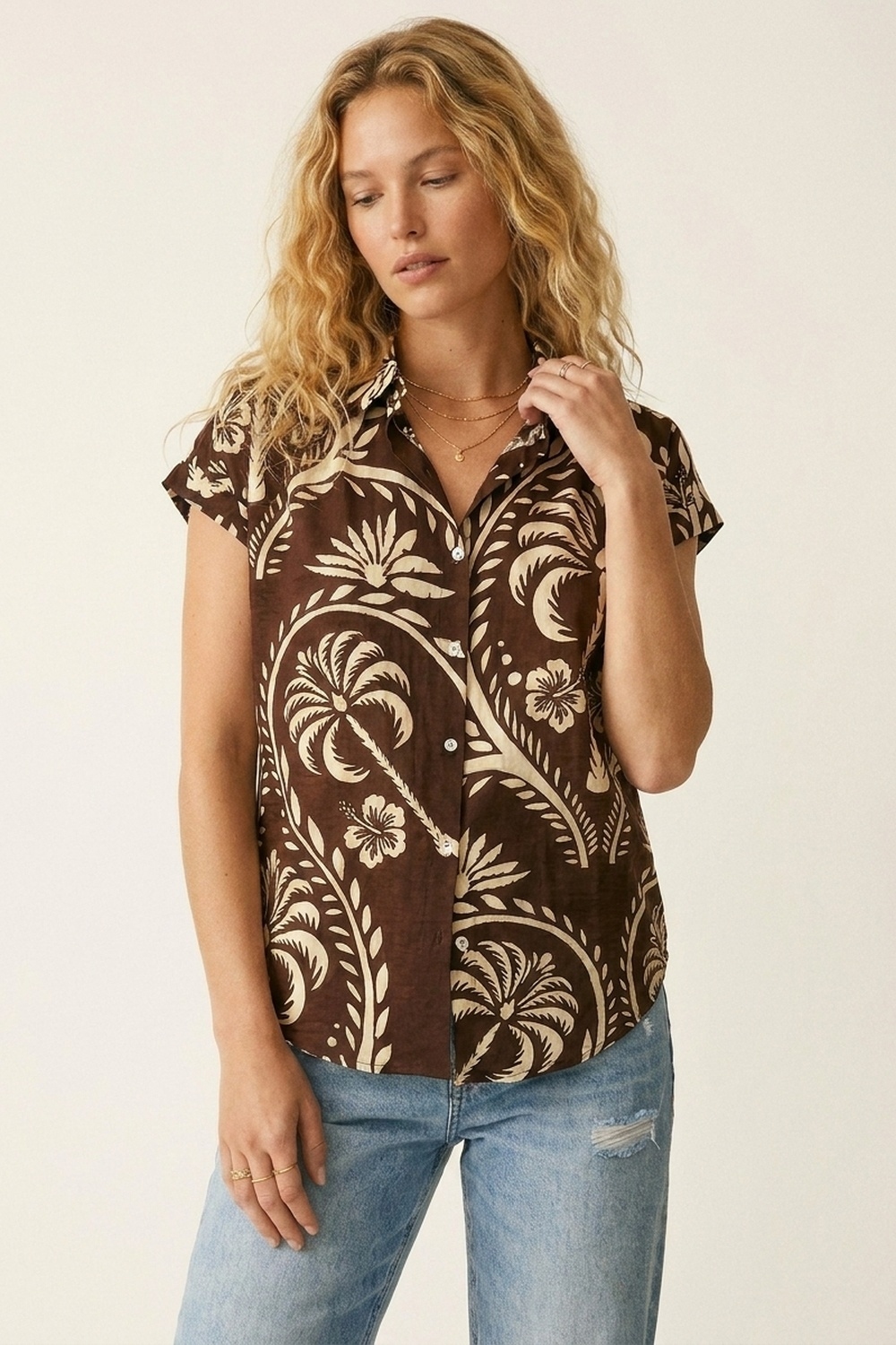 Camisa de manga corta con botones y estampado tropical marrón Camisa de manga corta con botones y estampado tropical marrón